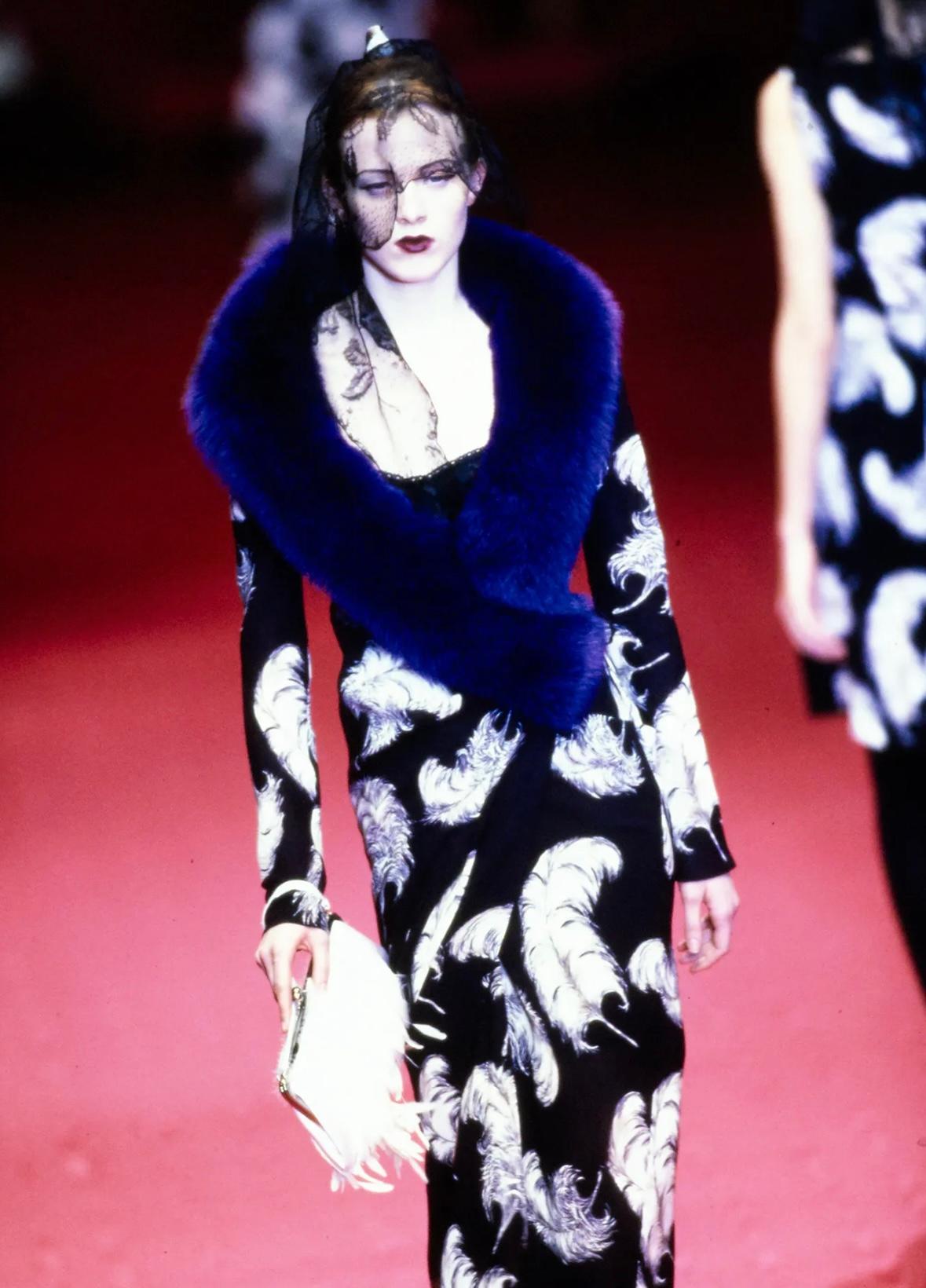 Manteau du défilé Dolce & Gabbana A/H 1997, violet, fourrure de renard et plumes noires imprimées en vente 1