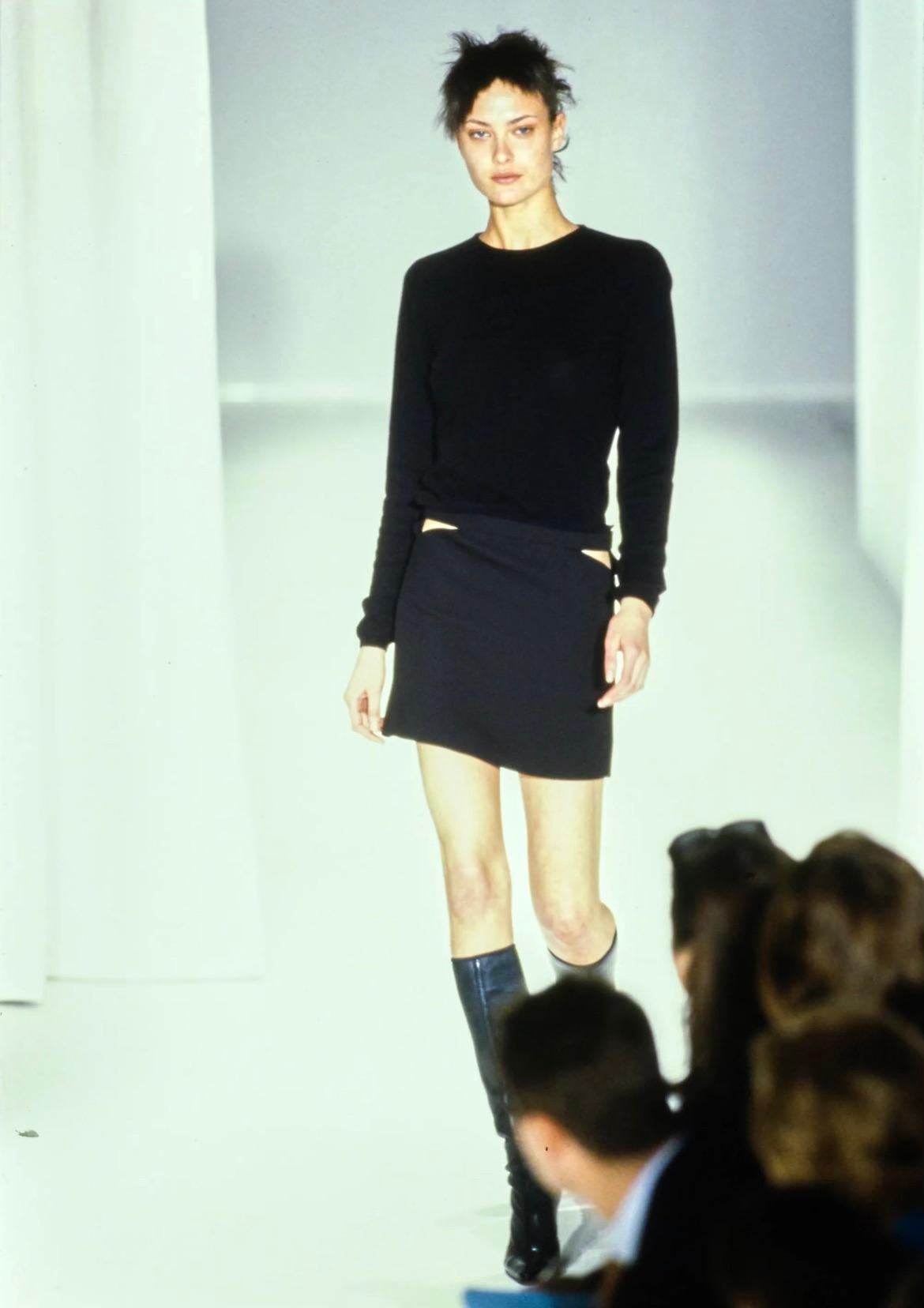 Collectional : une jupe noire chic de la collection automne-hiver 1997 de Gianni Versace. Cette jupe, qui fait partie de la dernière collection RTW de Gianni, a été présentée sur le podium de la saison dans le cadre du look 49, défilé par Shalom