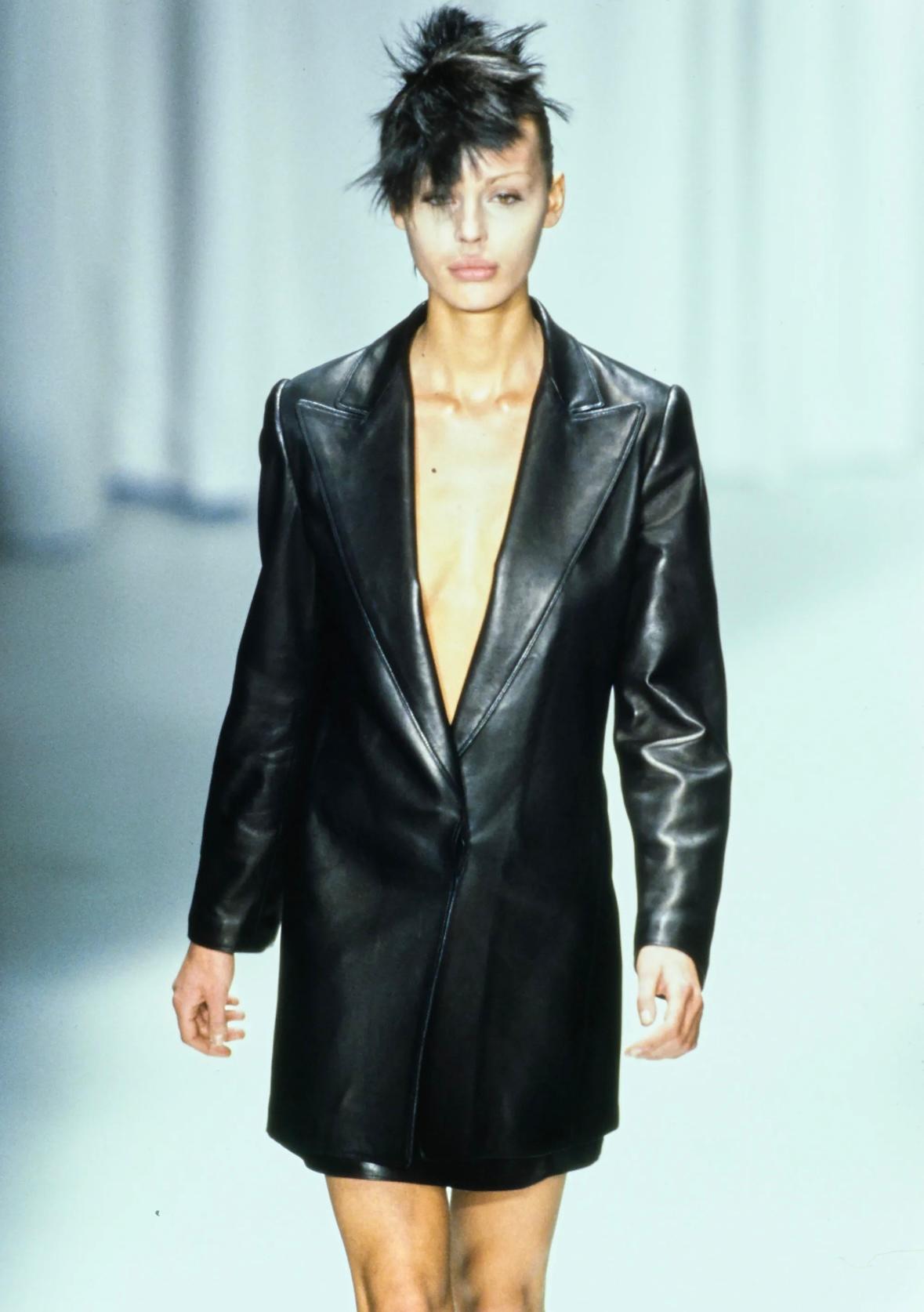 F/W 1997 Gianni Versace Blazer surdimensionné en cuir noir Mini robe plongeante Excellent état - En vente à West Hollywood, CA