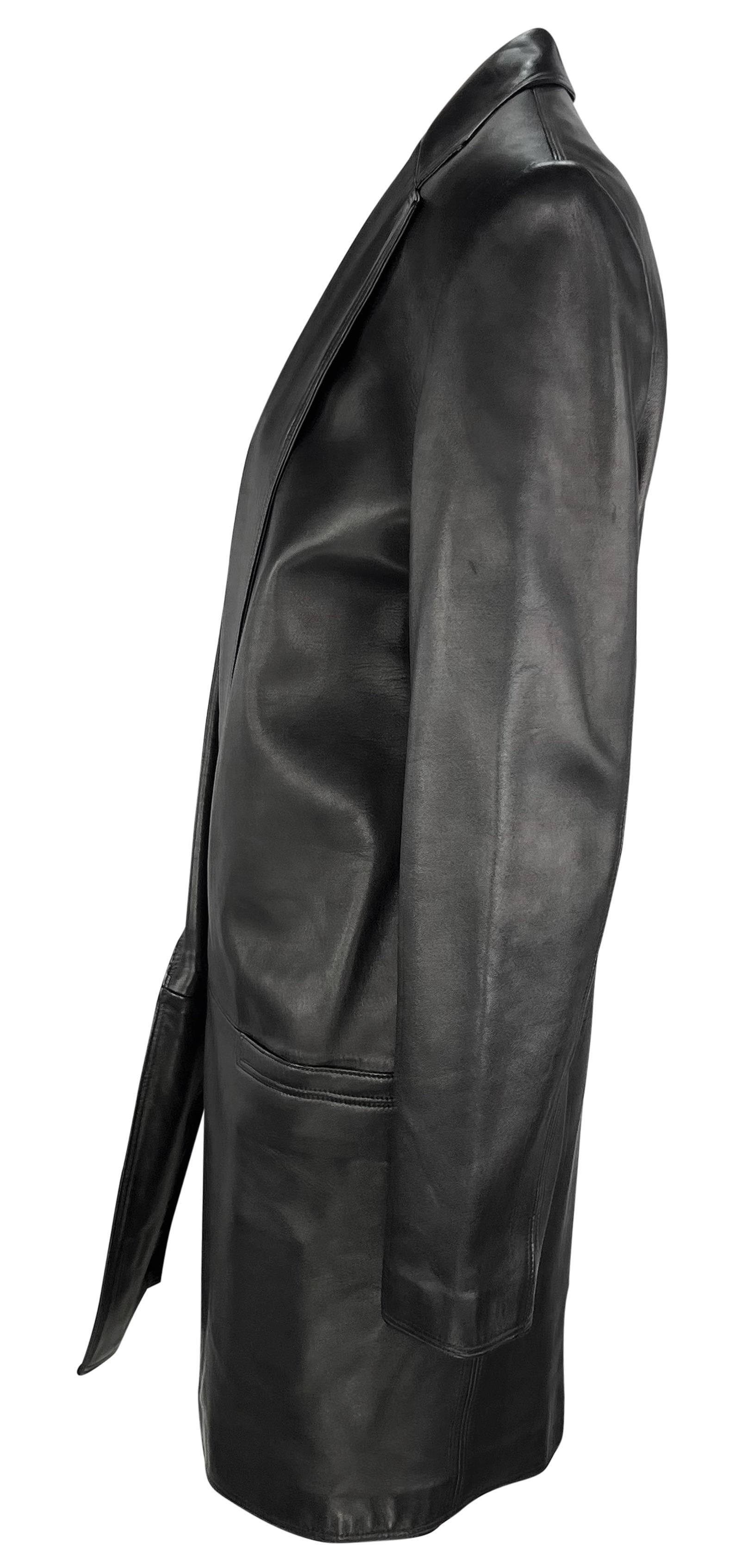 F/W 1997 Gianni Versace Schwarzer Lederblazer in Übergröße Tief ausgeschnittenes Minikleid im Angebot 5