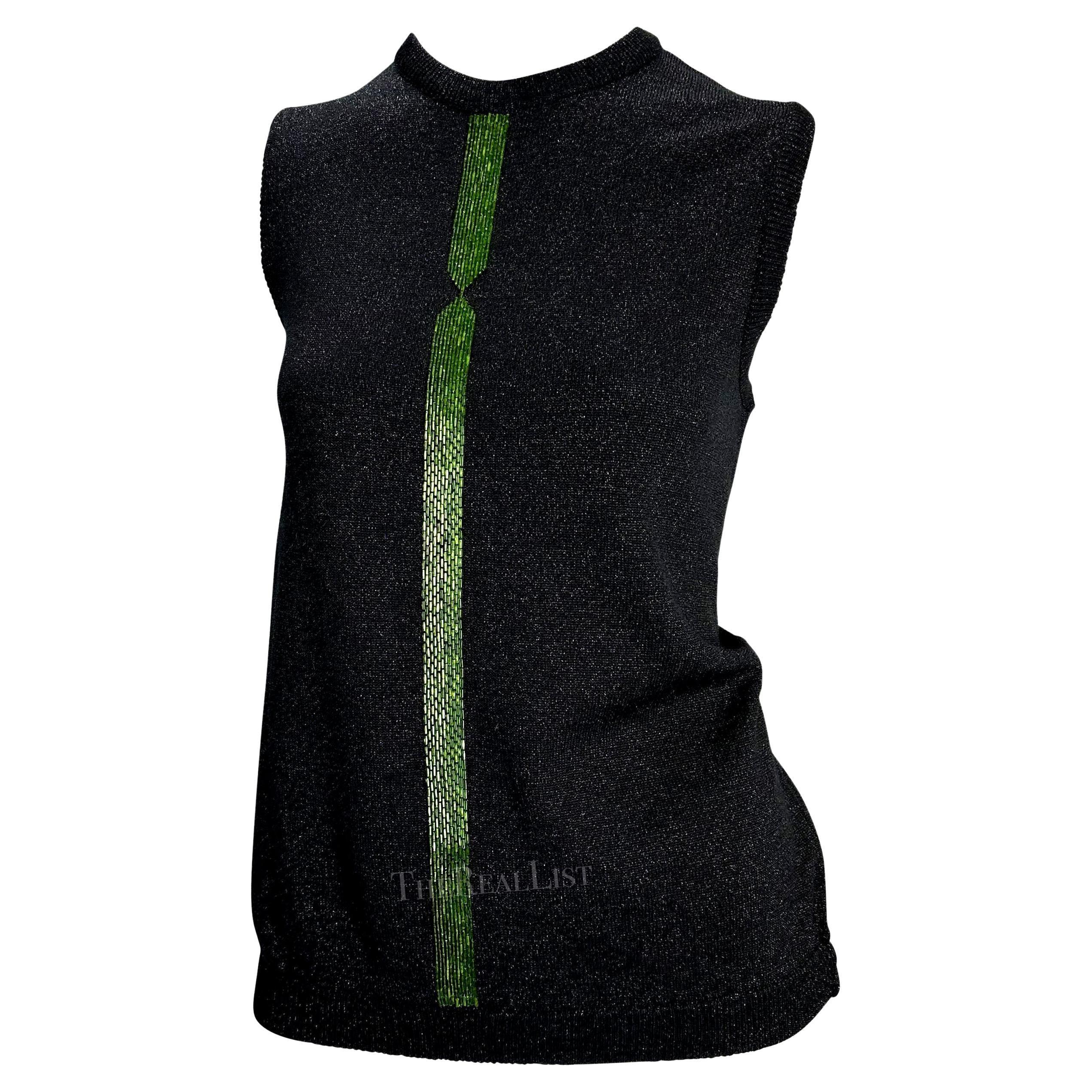 Nous vous présentons un fabuleux gilet gris foncé à perles Gianni Versace, conçu par Donatella Versace. Issu de la collection automne/hiver 1997, ce pull-over en tricot est orné de perles d'un vert éclatant sur le devant du haut. Ajoutez à votre