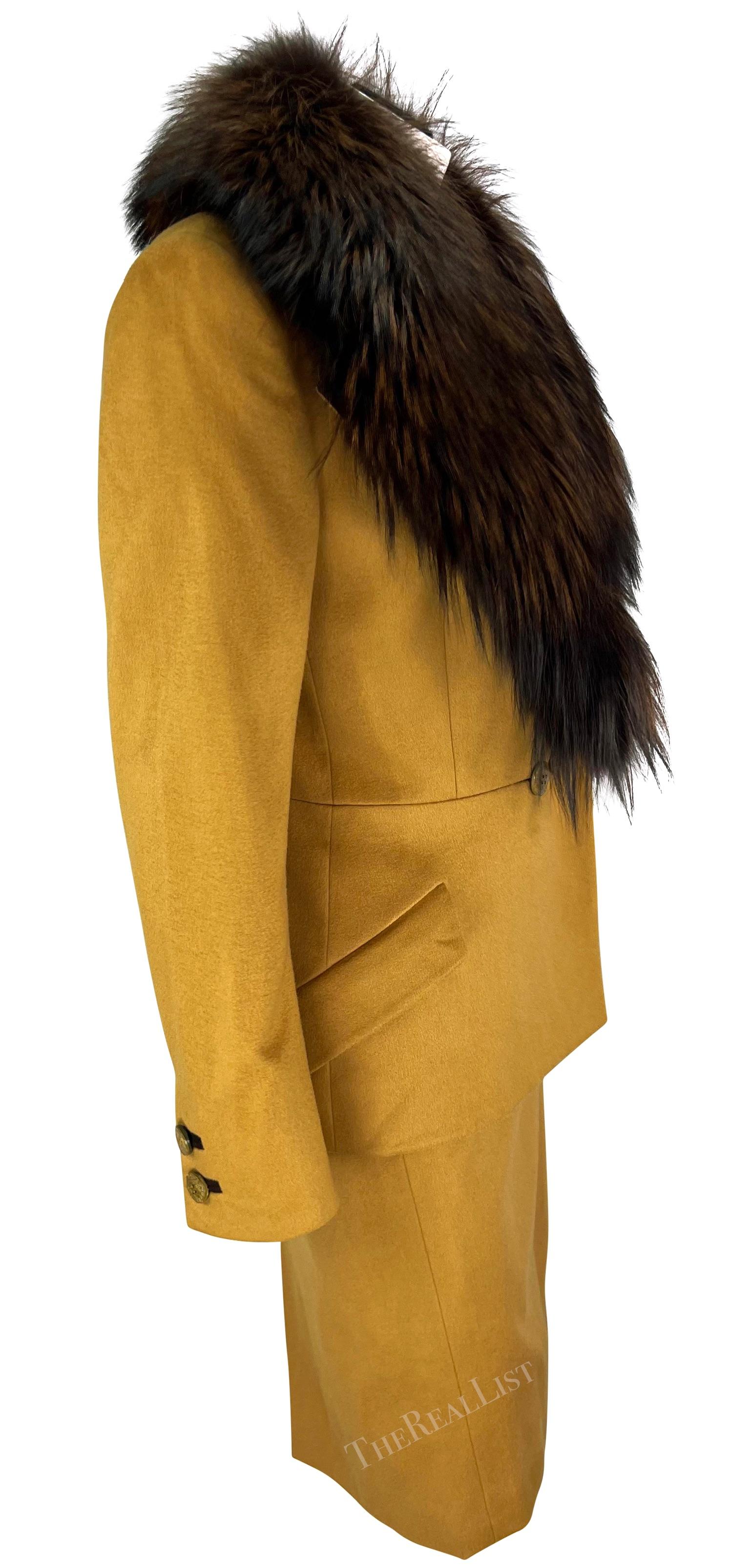 Gianni Versace Couture, tailleur jupe en laine bordé de fourrure de renard moutarde, A/H 1997 Pour femmes en vente