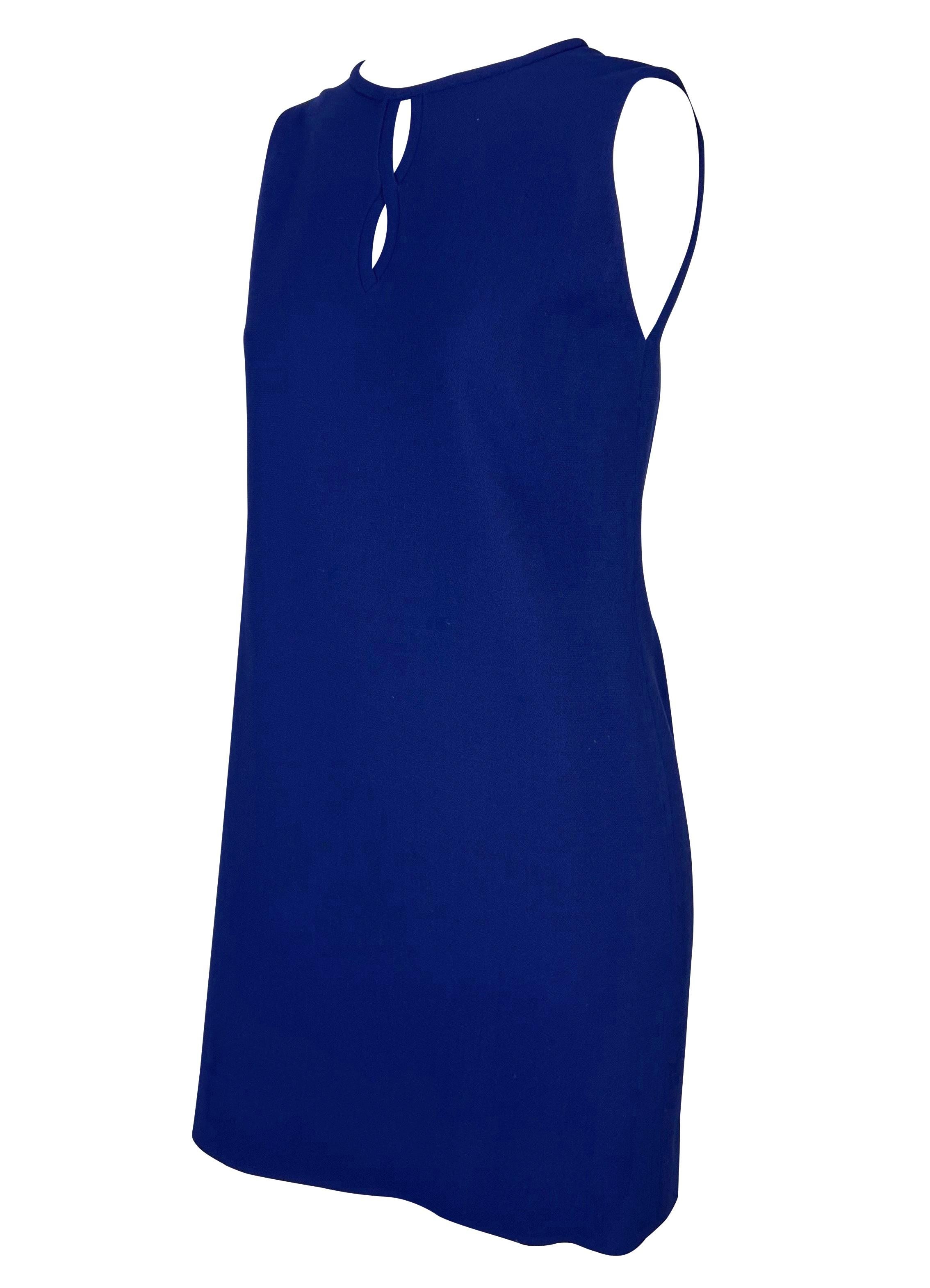 Nous vous présentons une fabuleuse robe bleu royal Gianni Versace Couture conçue par Gianni Versace. Issue de la collection Automne/Hiver 1997, cette magnifique robe en laine stretch sans manches est agrémentée d'une découpe en trou de serrure au