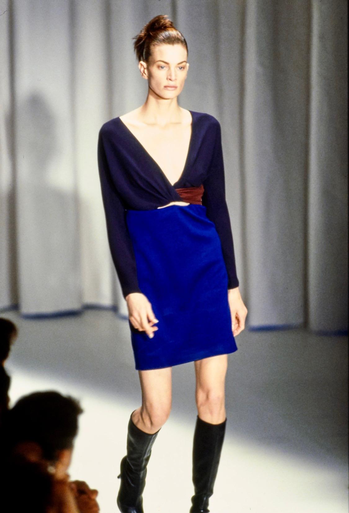 Présentation d'une mini robe color block Gianni Versace Couture, conçue par Gianni Versace. Issue de la Collectional Automne/Hiver 1997, cette robe est l'une des dernières créations présentées par Gianni avant sa mort en 1997. Elle a fait ses débuts