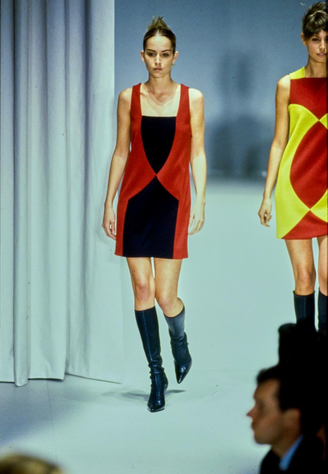 Wir präsentieren ein ärmelloses Gianni Versace Kleid im Farbblock-Design von Gianni Versace. Dieses Kleid aus der Herbst/Winter-Kollektion 1997 wurde auf dem Laufsteg der Saison als Look 16 von Georgina Grenville präsentiert. Das Kleid ist so