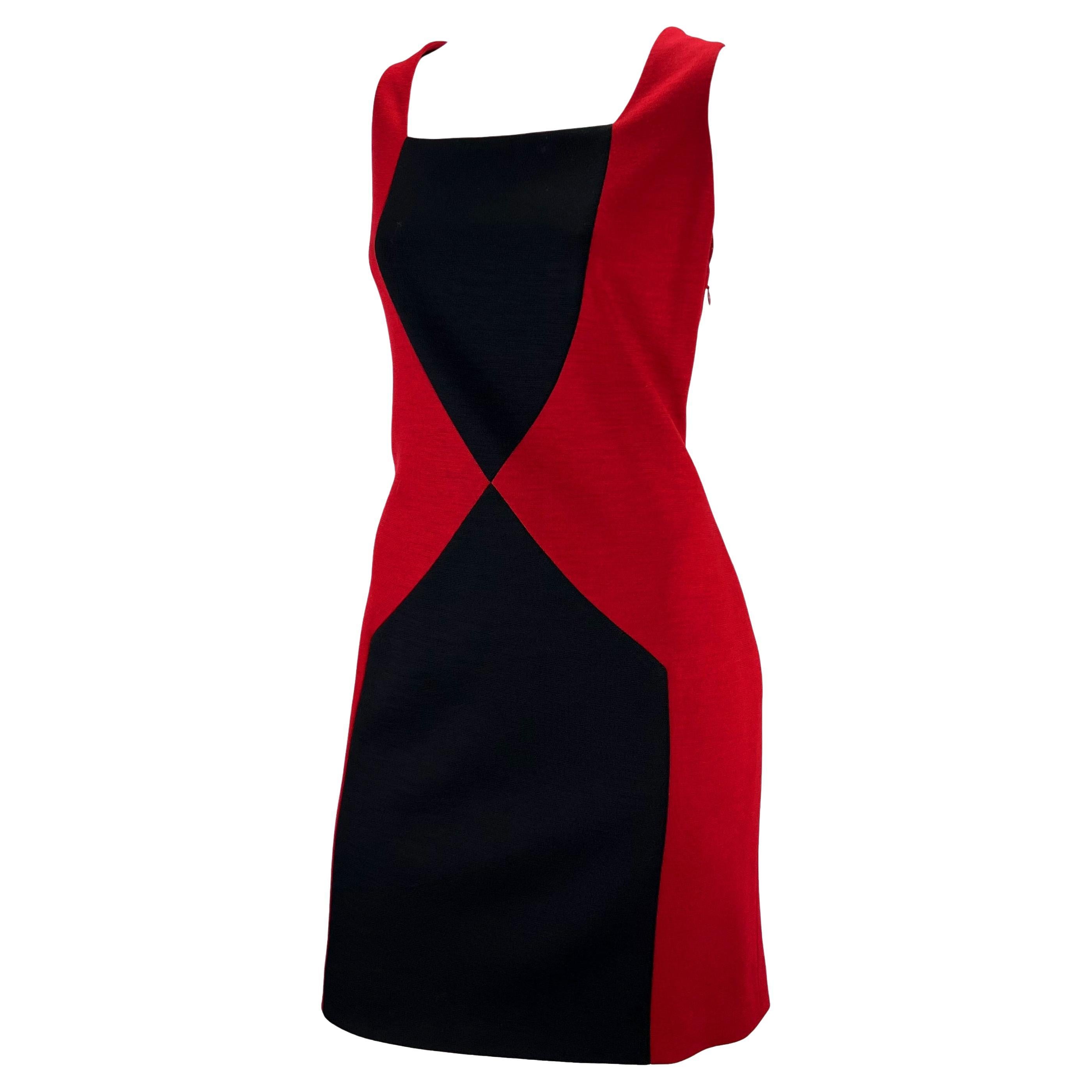 H/W 1997 Gianni Versace Couture Laufsteg Rotes ärmelloses Kleid mit Farbblockmuster im Zustand „Hervorragend“ im Angebot in West Hollywood, CA