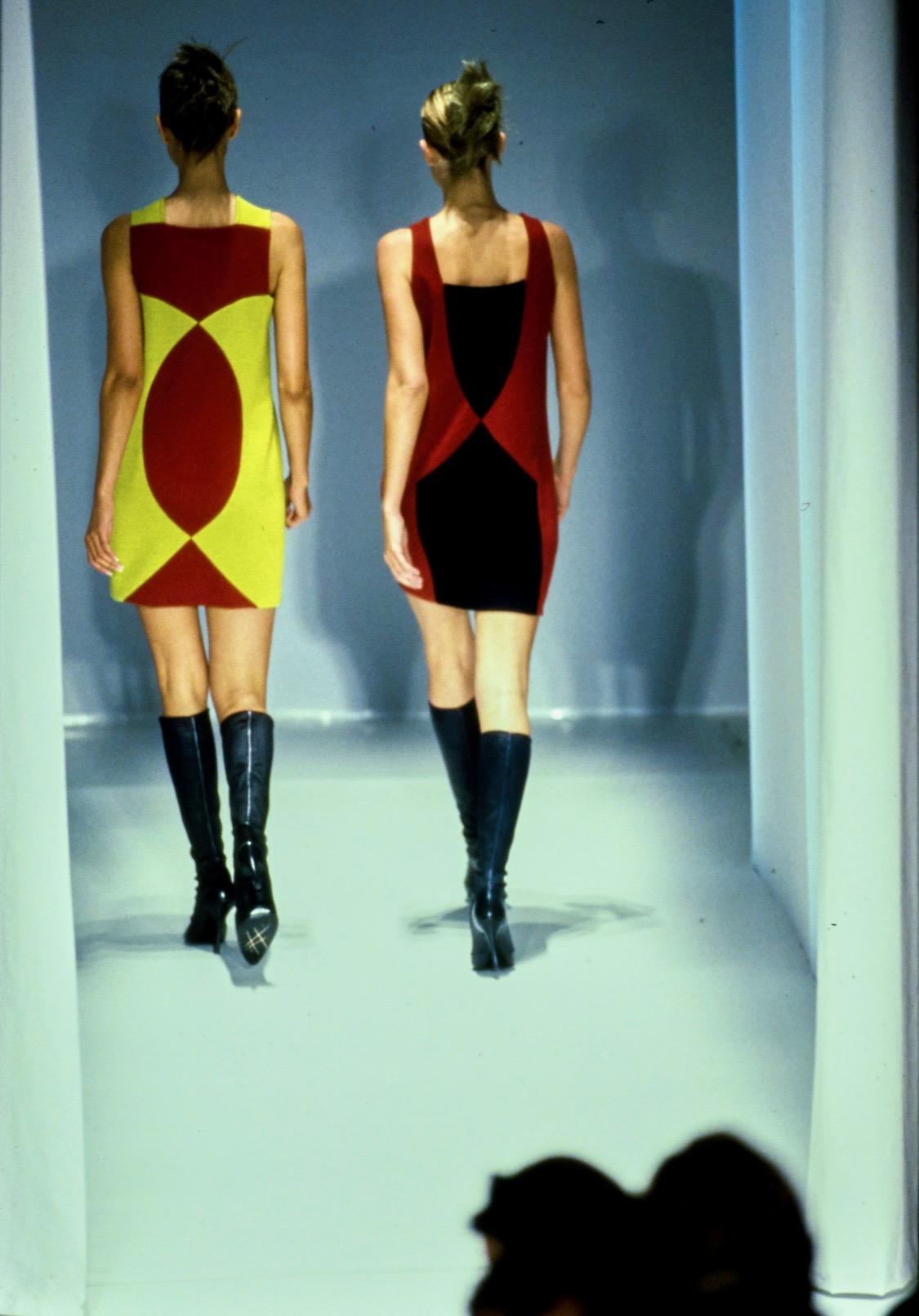 F/W 1997 Gianni Versace Couture Runway - Robe sans manches rouge à carreaux de couleur Excellent état - En vente à West Hollywood, CA