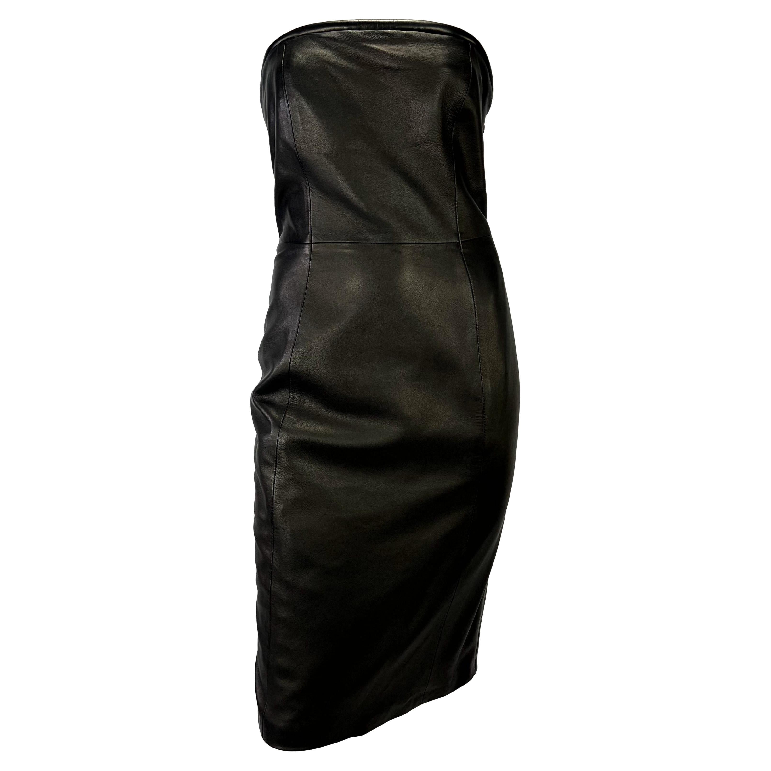 Noir F/W 1997 Gianni Versace - Robe tube en cuir noir à encolure paddée en vente
