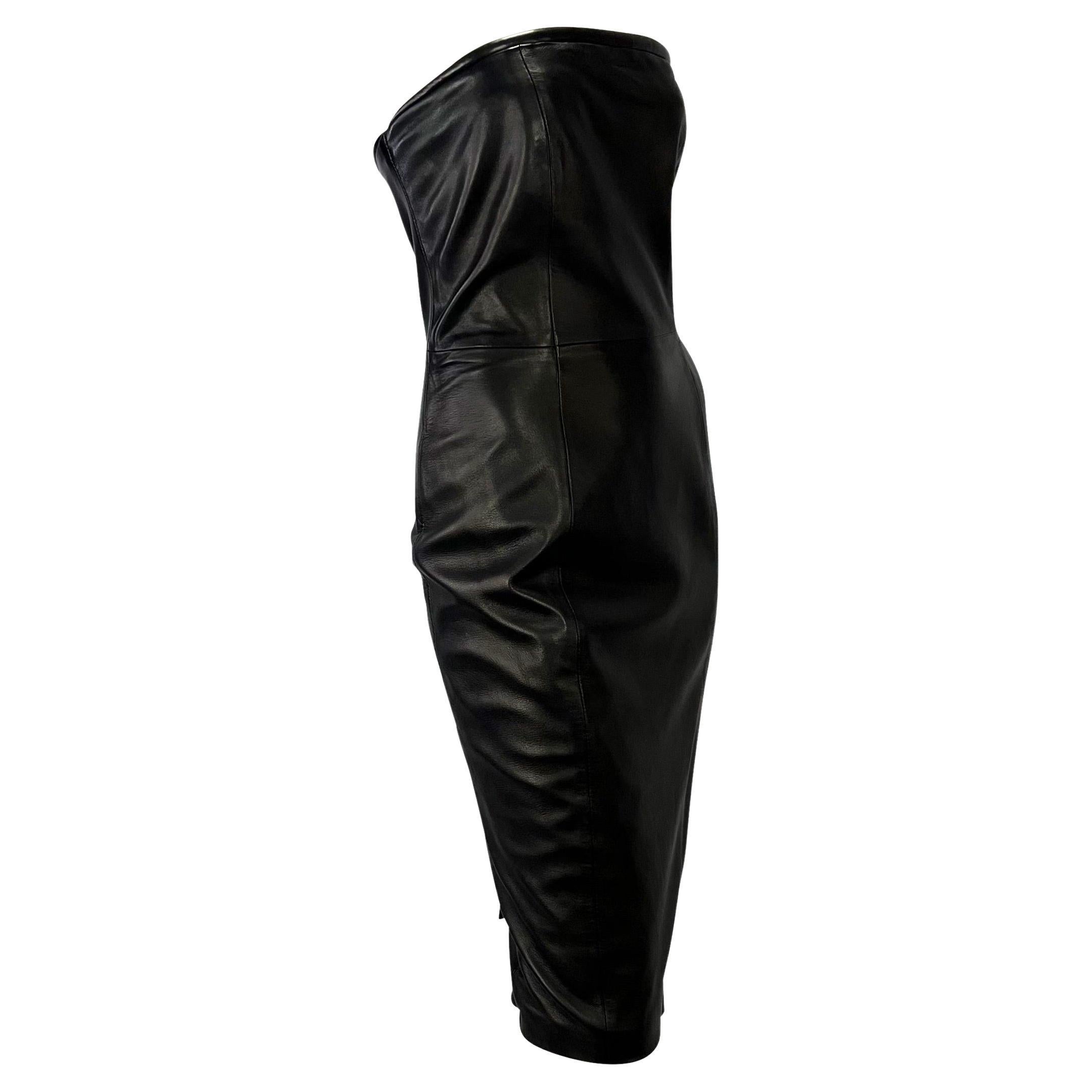 F/W 1997 Gianni Versace - Robe tube en cuir noir à encolure paddée Excellent état - En vente à West Hollywood, CA