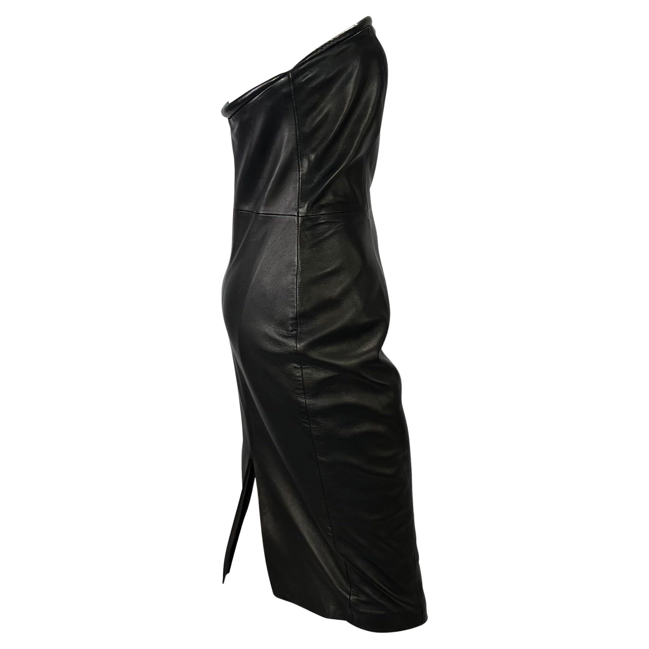 F/W 1997 Gianni Versace - Robe tube en cuir noir à encolure paddée Pour femmes en vente