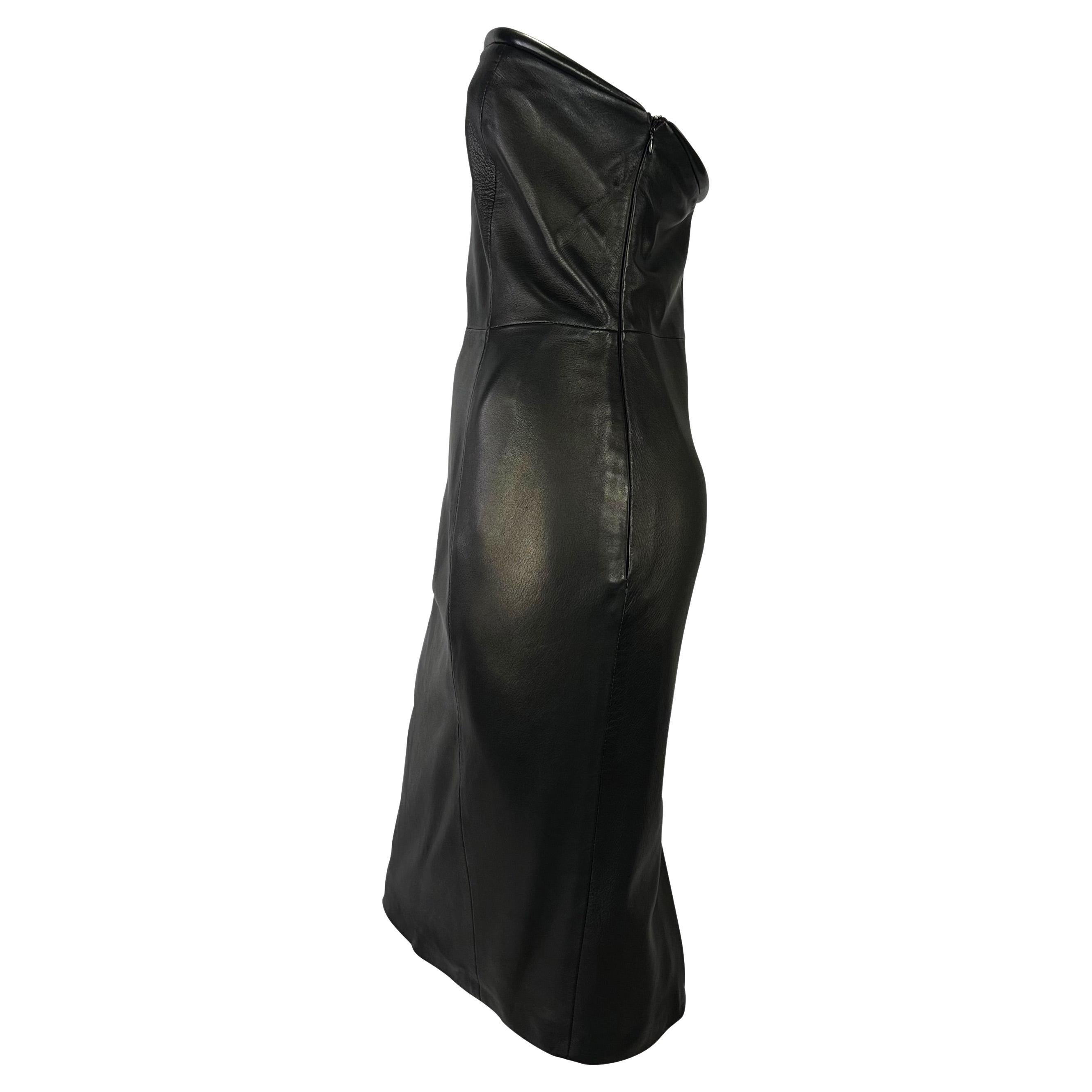 F/W 1997 Gianni Versace Vestido Bodycon Tubo Cuero Negro Cuello Acolchado en venta 3