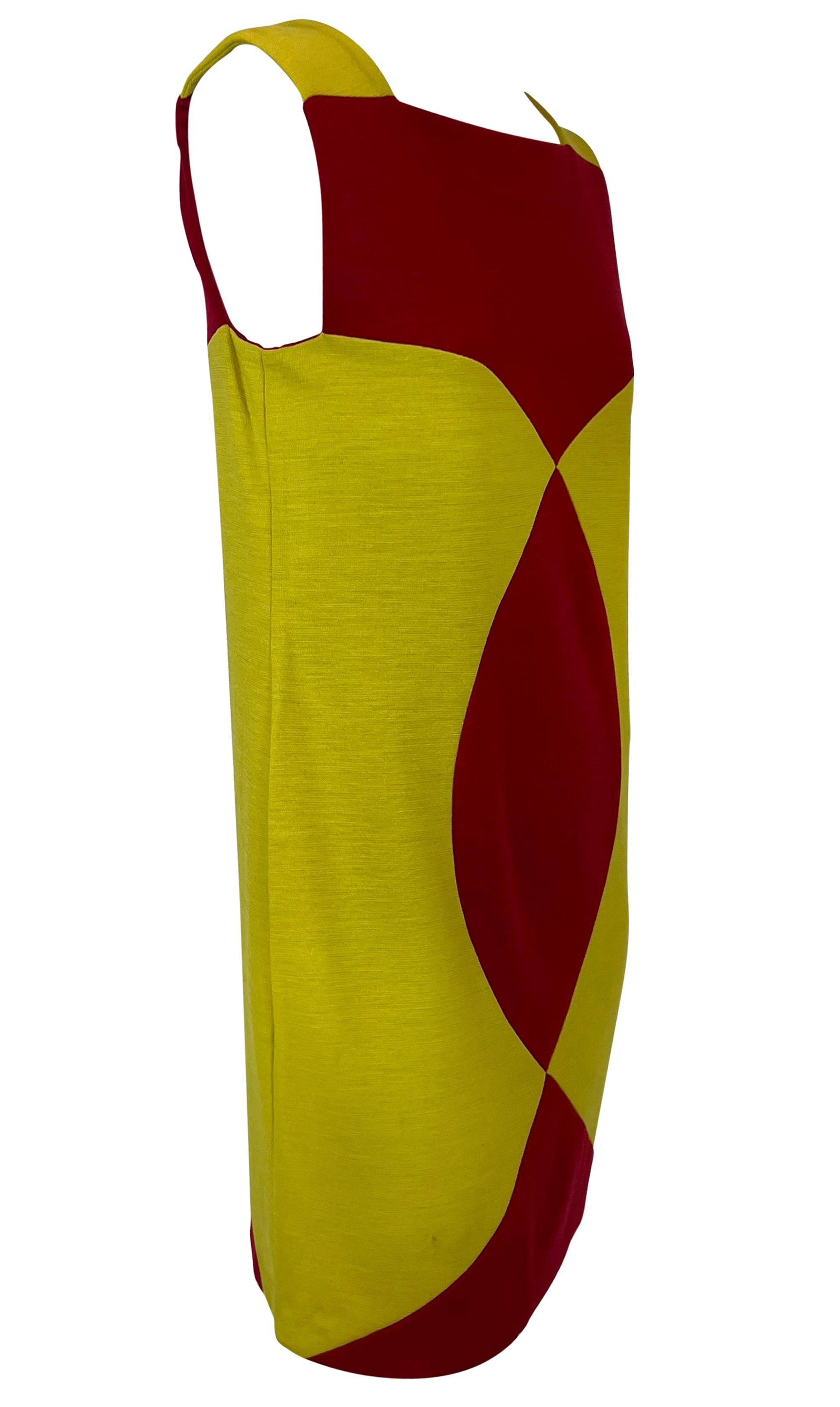 F/W 1997 Gianni Versace Runway Yellow Red Color Block Mini Shift Dress Bon état - En vente à West Hollywood, CA