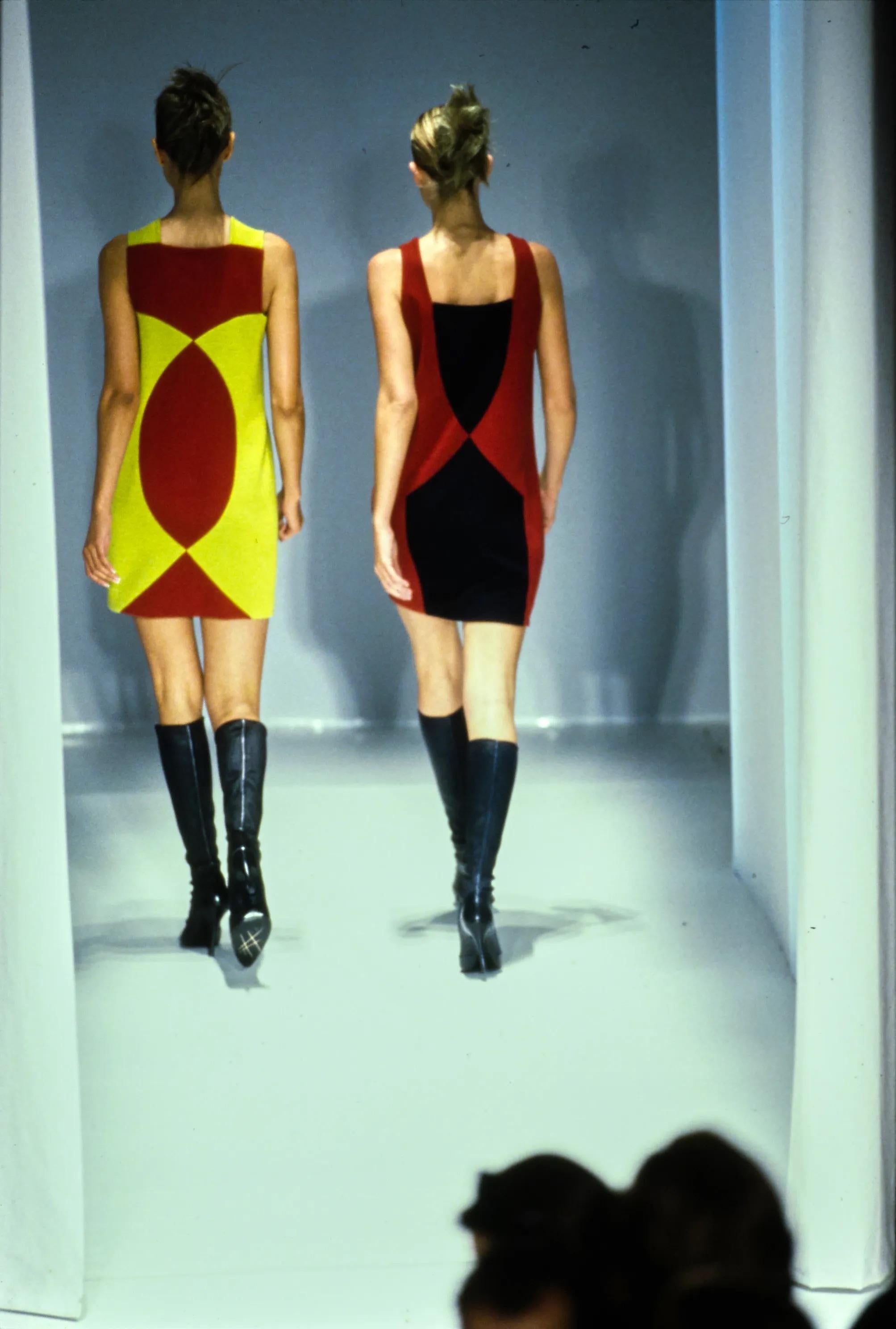 F/W 1997 Gianni Versace Runway Yellow Red Color Block Mini Shift Dress en vente 1