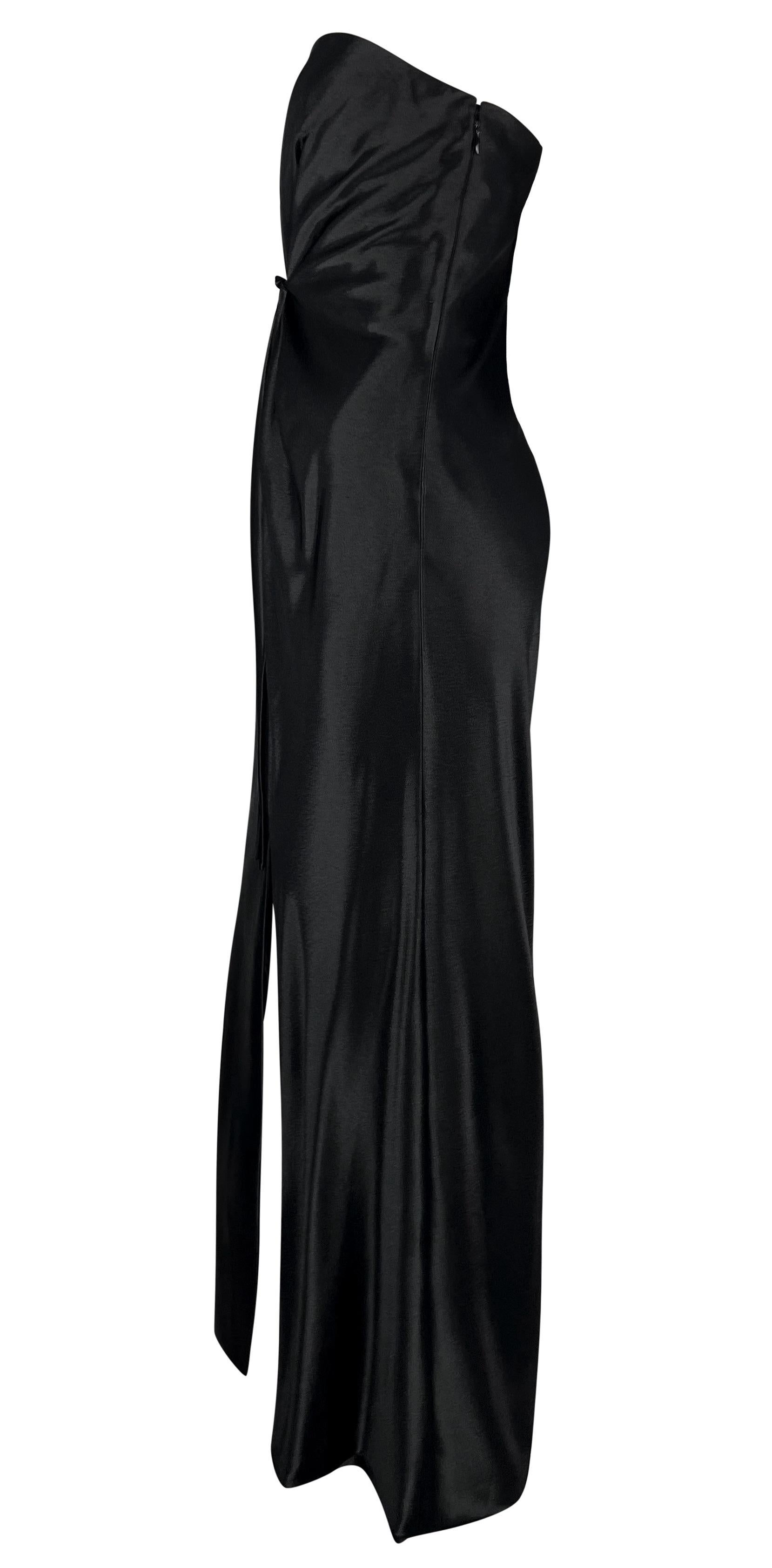 F/W 1997 Gianni Versace Robe noire sans bretelles en satin à nouer sur le devant en vente 2