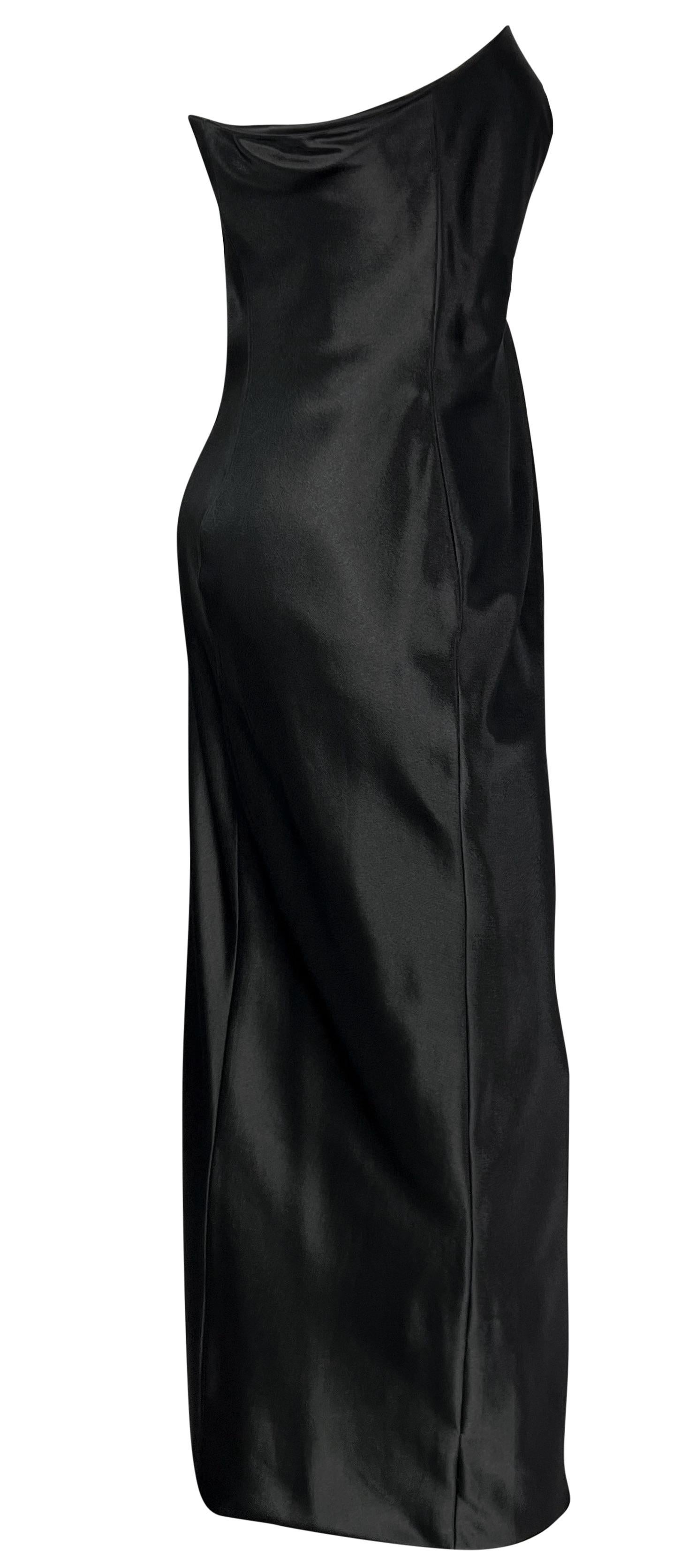 F/W 1997 Gianni Versace Robe noire sans bretelles en satin à nouer sur le devant en vente 3