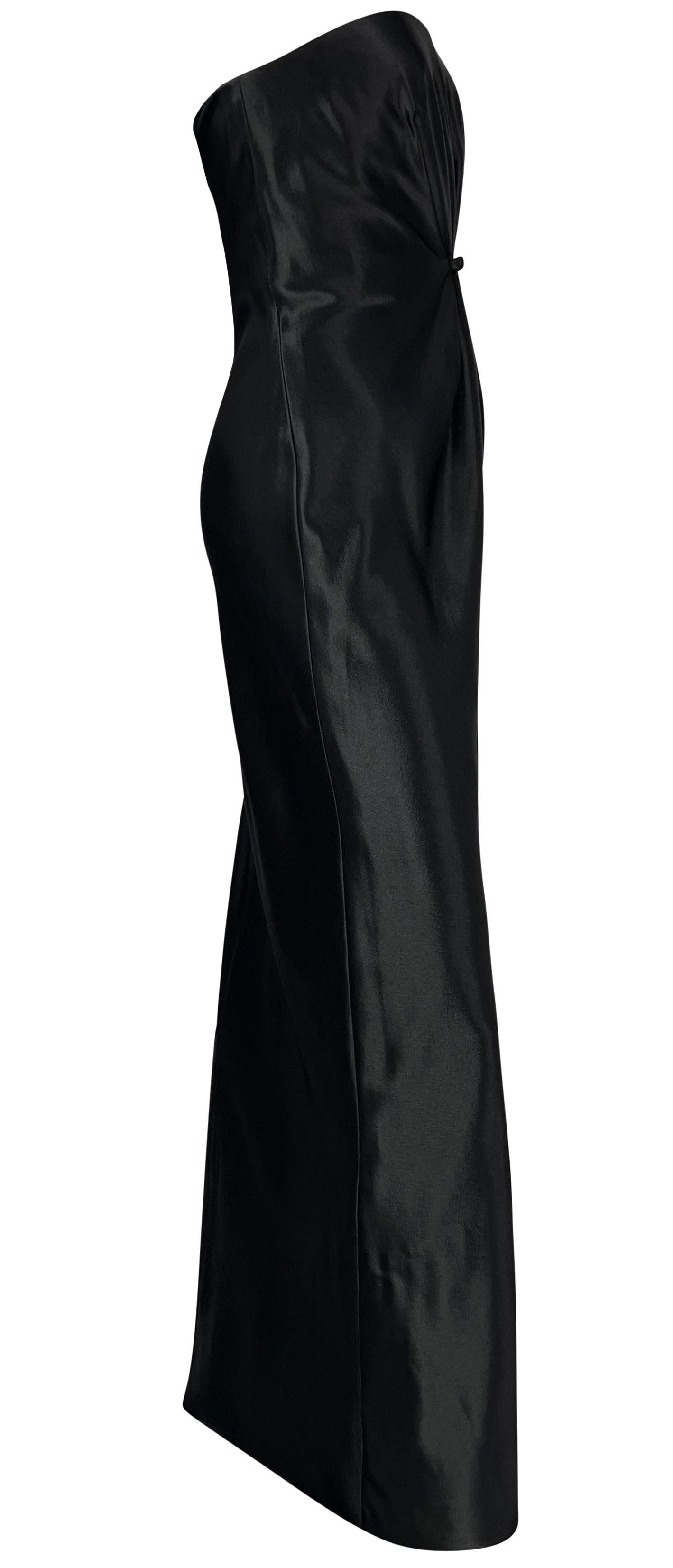 F/W 1997 Gianni Versace Robe noire sans bretelles en satin à nouer sur le devant en vente 5