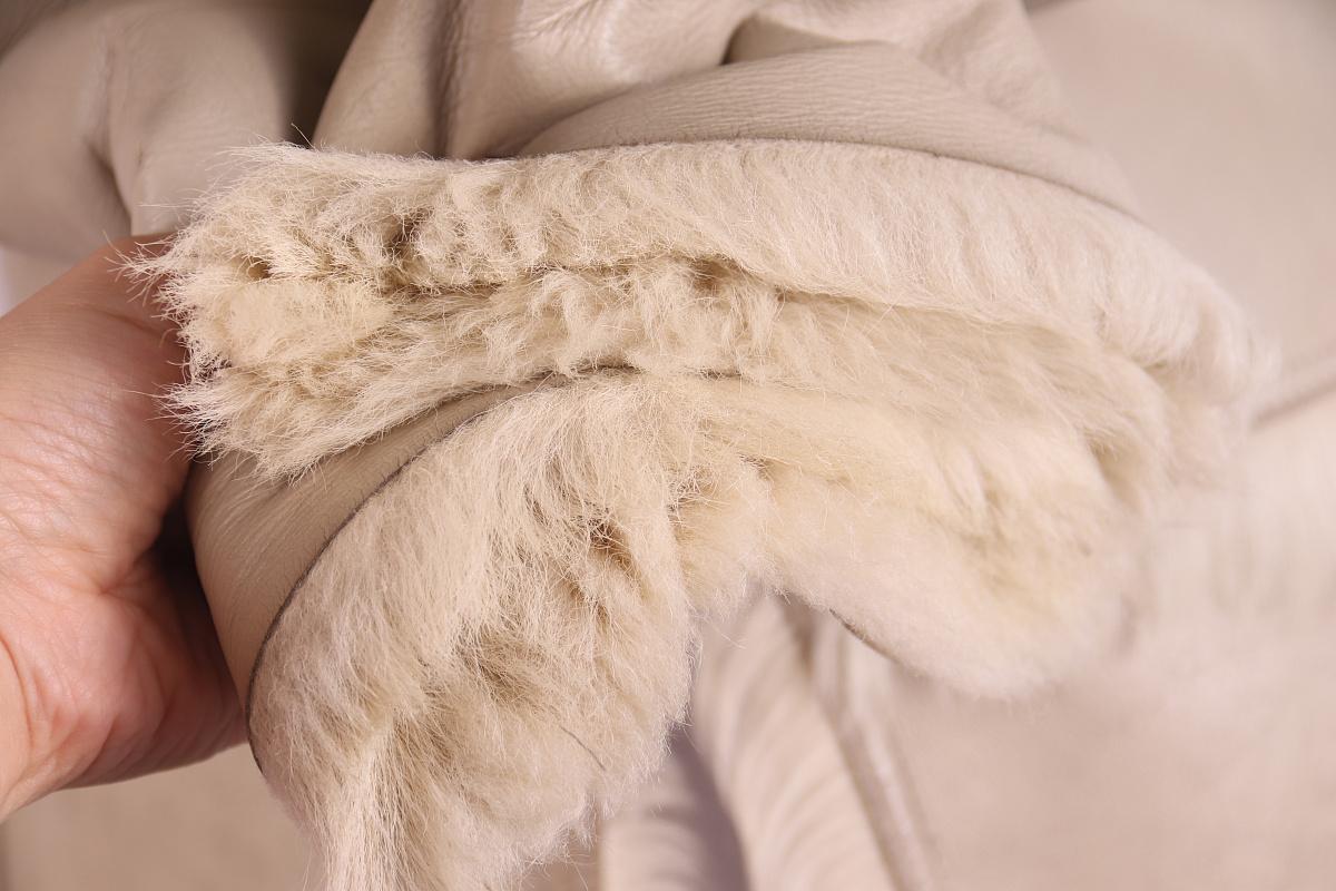F/W 1997 Gucci by Tom Ford Beige Leather Shearling Fur Full-Length Coat For Sale 6