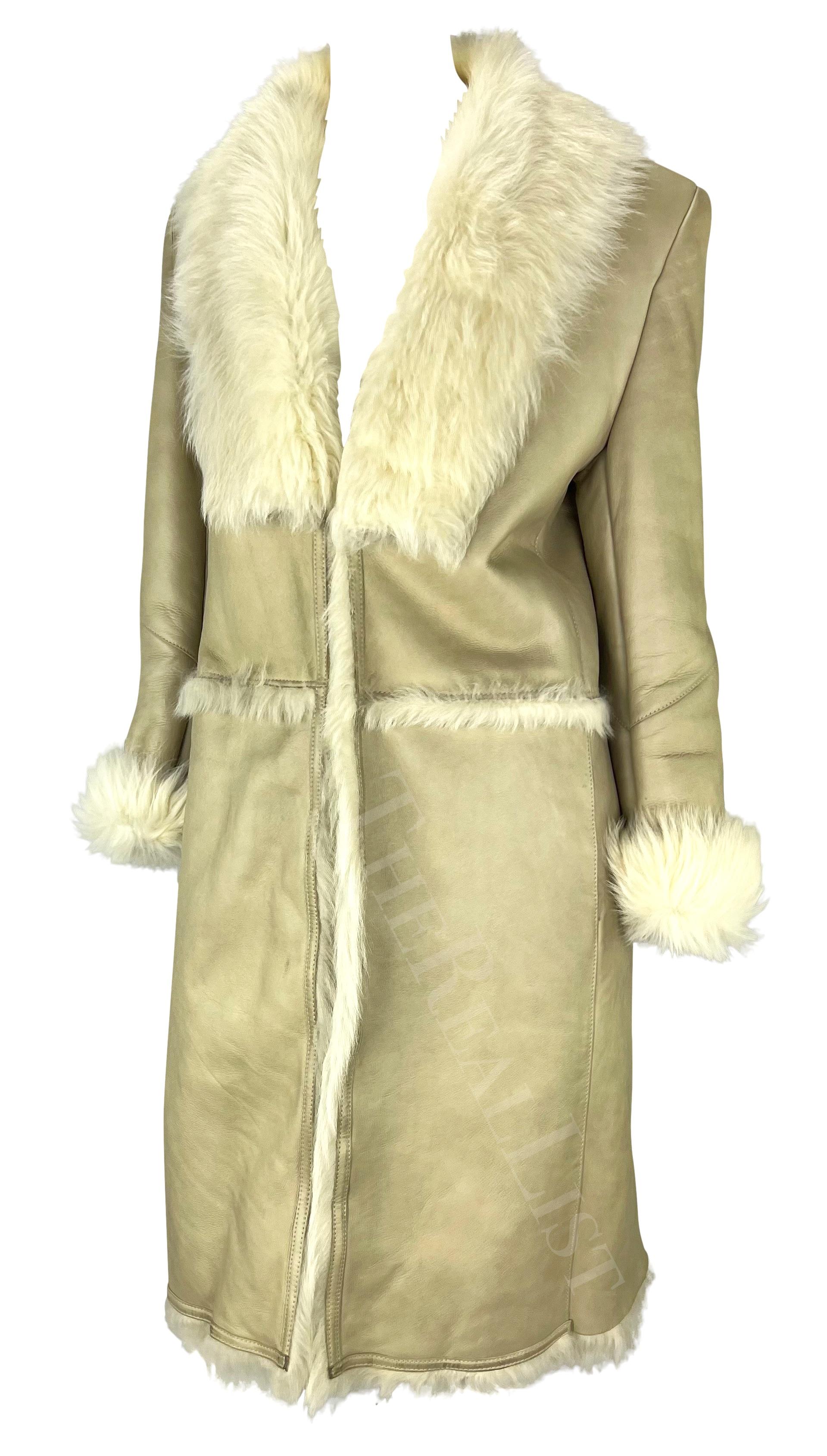 Présentation d'un magnifique manteau de fourrure en cuir Gucci beige, conçu par Tom Ford. Issu de la collection automne-hiver 1997, ce fabuleux trench-coat en shearling présente une fourrure qui se replie au niveau du col et des poignets. Kendall