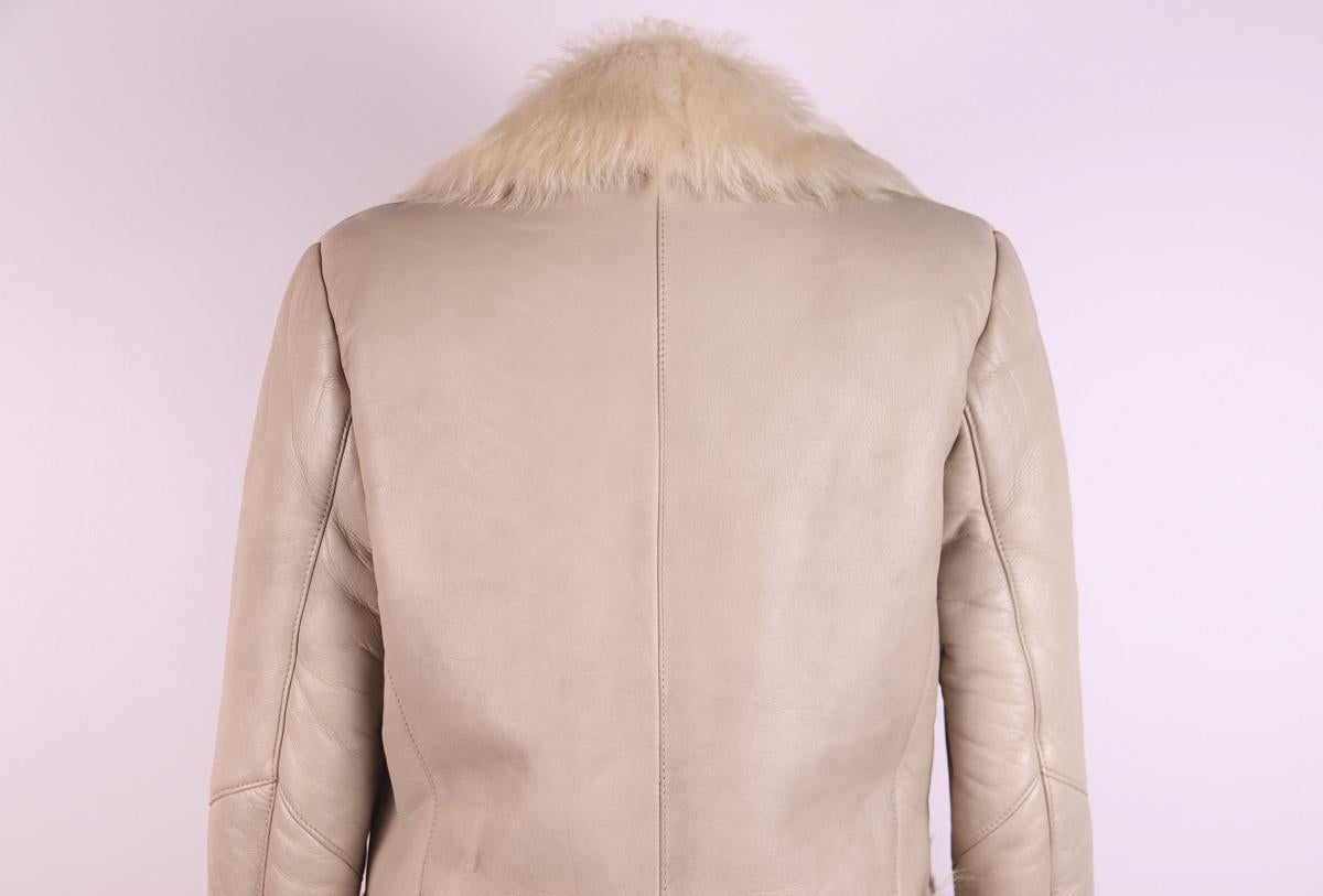 Presenting a beautiful beige Gucci leather fur coat, designed by Tom Ford. From the Fall/Winter 1997 collection

The condition is good, there are traces of socks, see the photo. 
Shoulders 41 cm / 16.14 inches 
Sleeve 62 cm / 24.41 inches 
Armpits