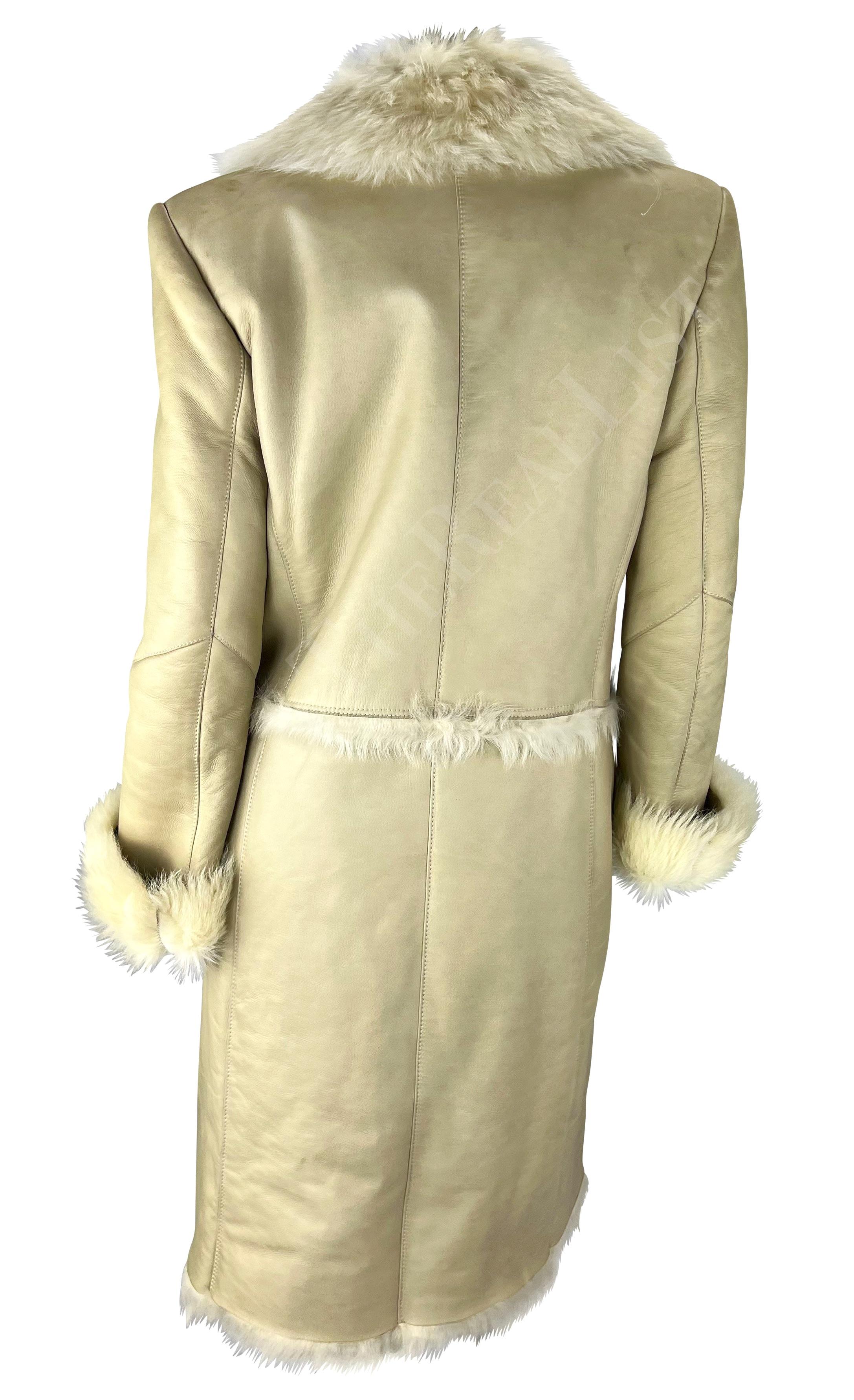 Gucci par Tom Ford - Manteau long en cuir et fourrure de mouton beige, automne-hiver 1997 Bon état - En vente à West Hollywood, CA