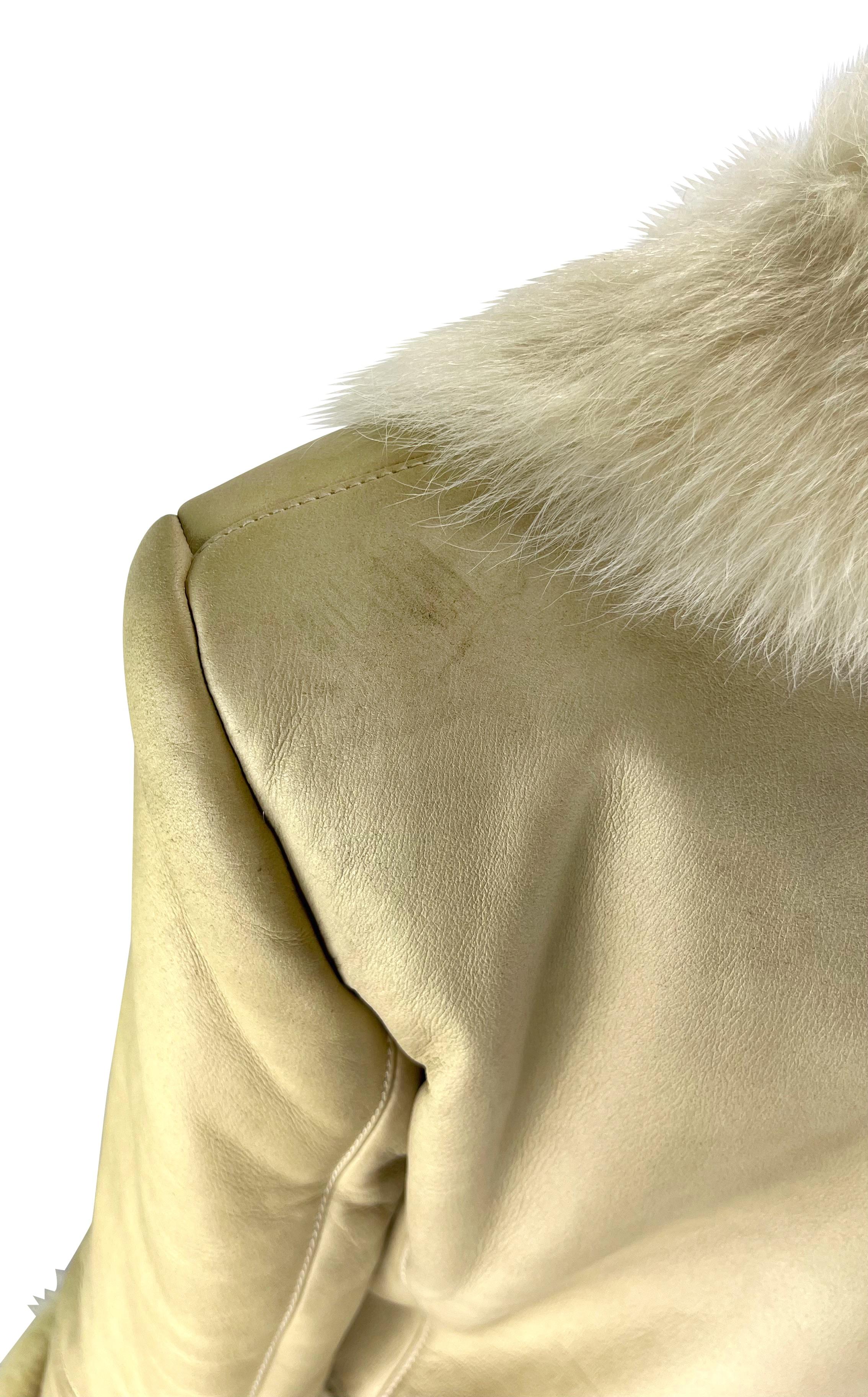 Gucci par Tom Ford - Manteau long en cuir et fourrure de mouton beige, automne-hiver 1997 Pour femmes en vente