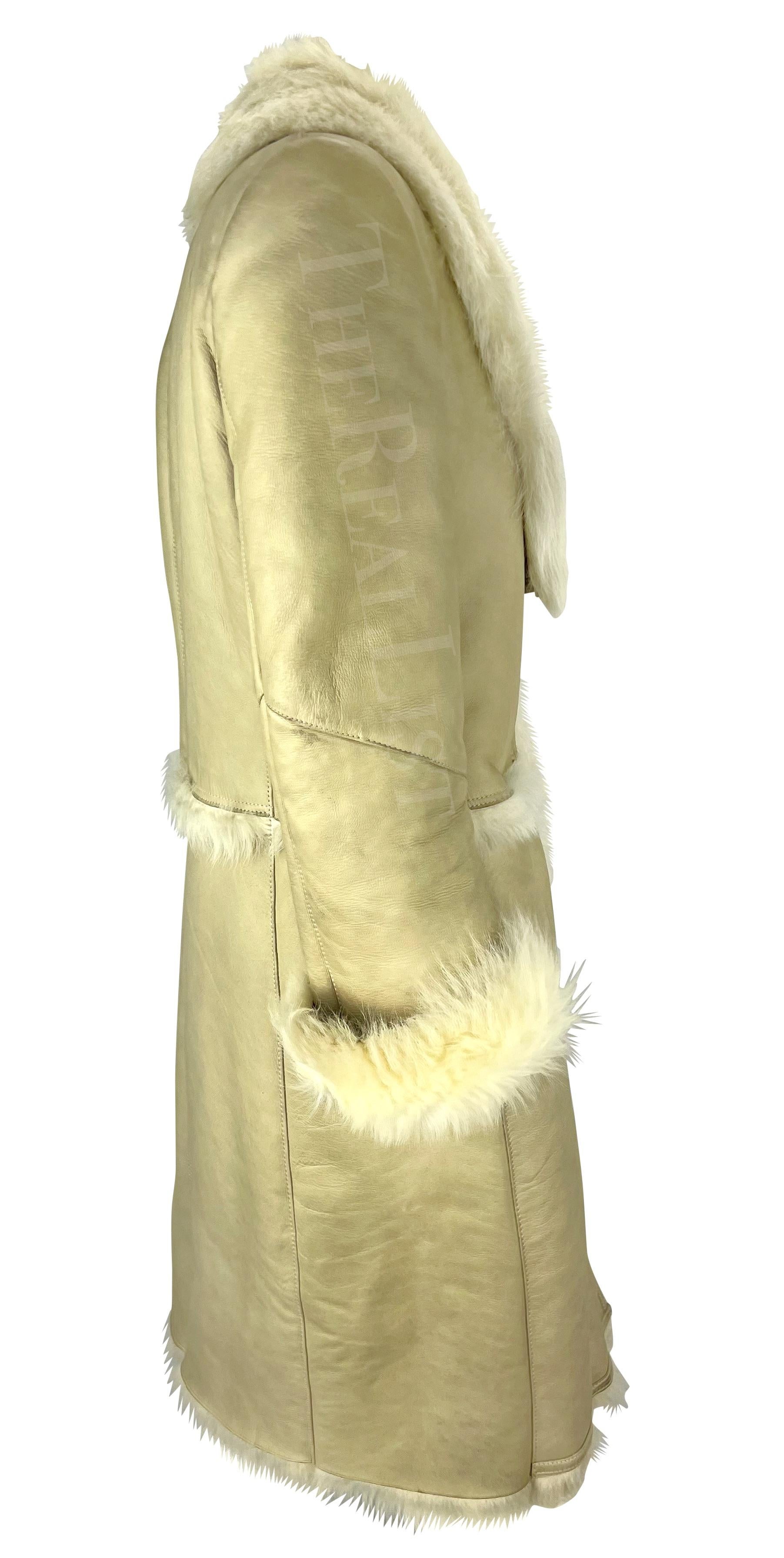 Gucci par Tom Ford - Manteau long en cuir et fourrure de mouton beige, automne-hiver 1997 en vente 1