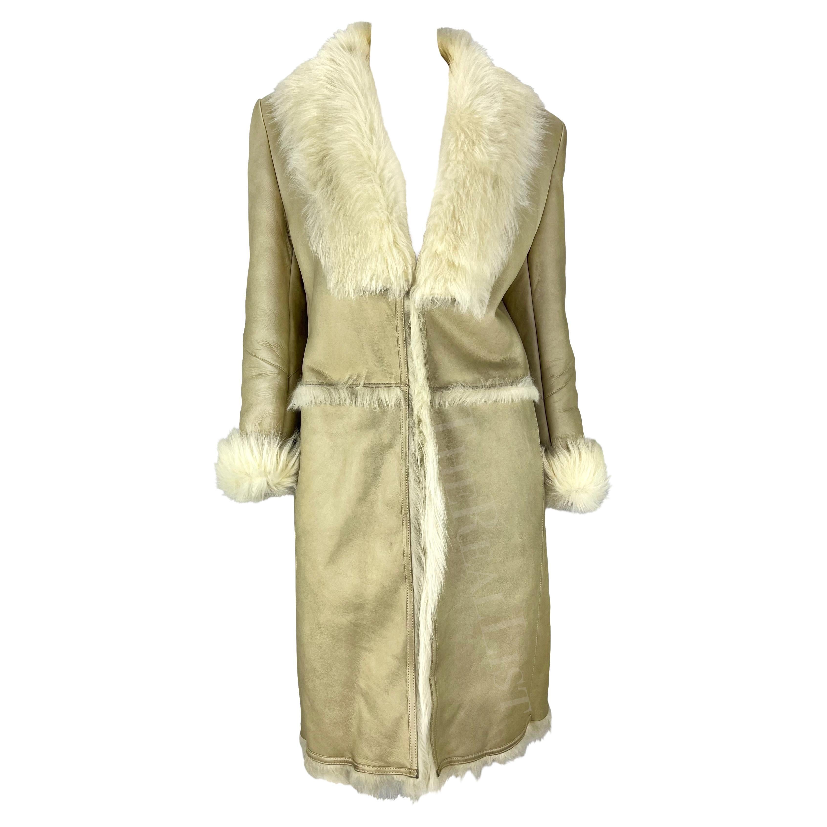 Gucci par Tom Ford - Manteau long en cuir et fourrure de mouton beige, automne-hiver 1997 en vente