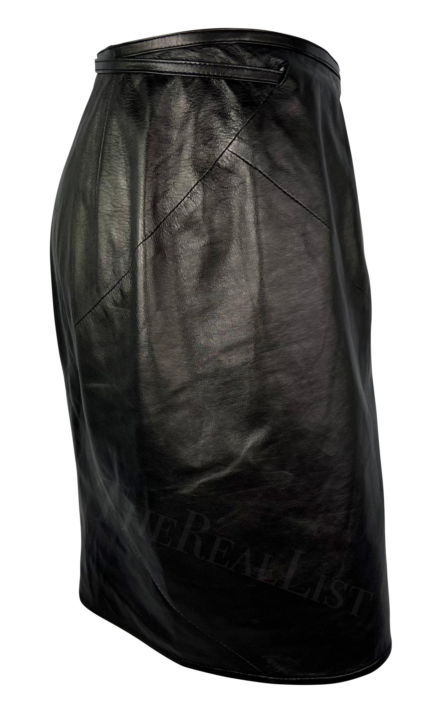 Mini-jupe portefeuille Gucci by Tom Ford en cuir noir métallisé avec boucle en forme de G, A/H 1997  en vente 7