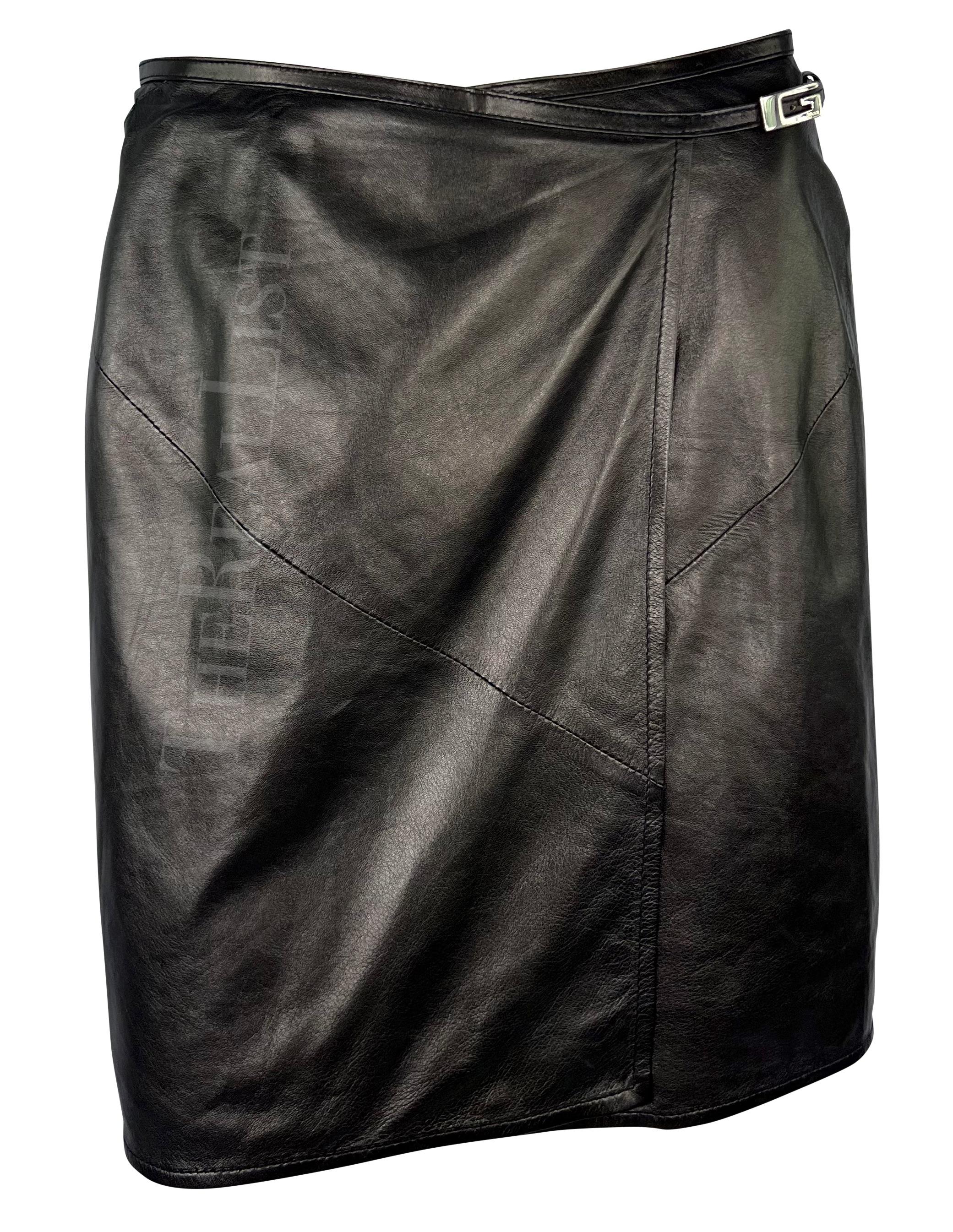 Mini-jupe portefeuille Gucci by Tom Ford en cuir noir métallisé avec boucle en forme de G, A/H 1997  en vente 8