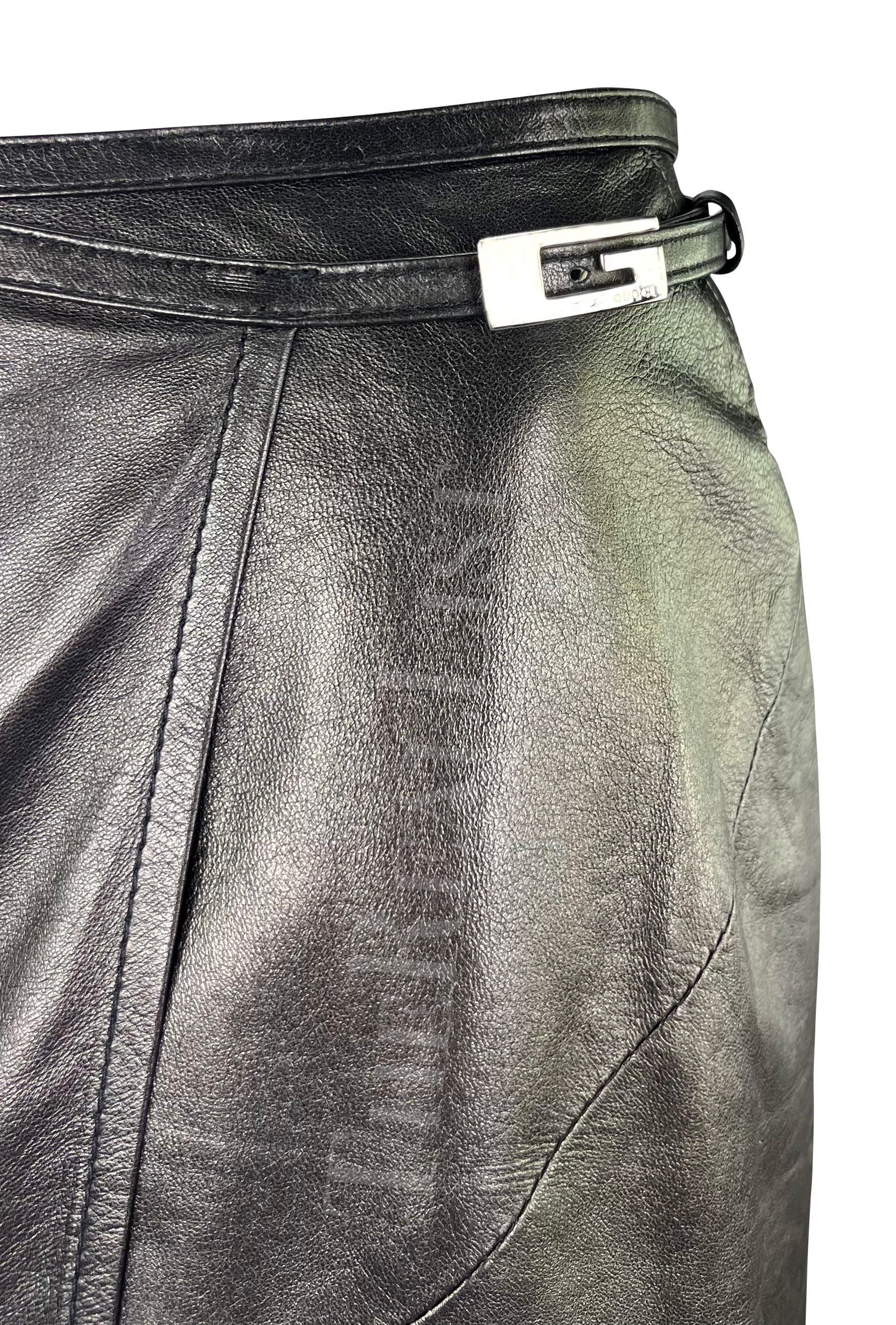 Mini-jupe portefeuille Gucci by Tom Ford en cuir noir métallisé avec boucle en forme de G, A/H 1997  Excellent état - En vente à West Hollywood, CA