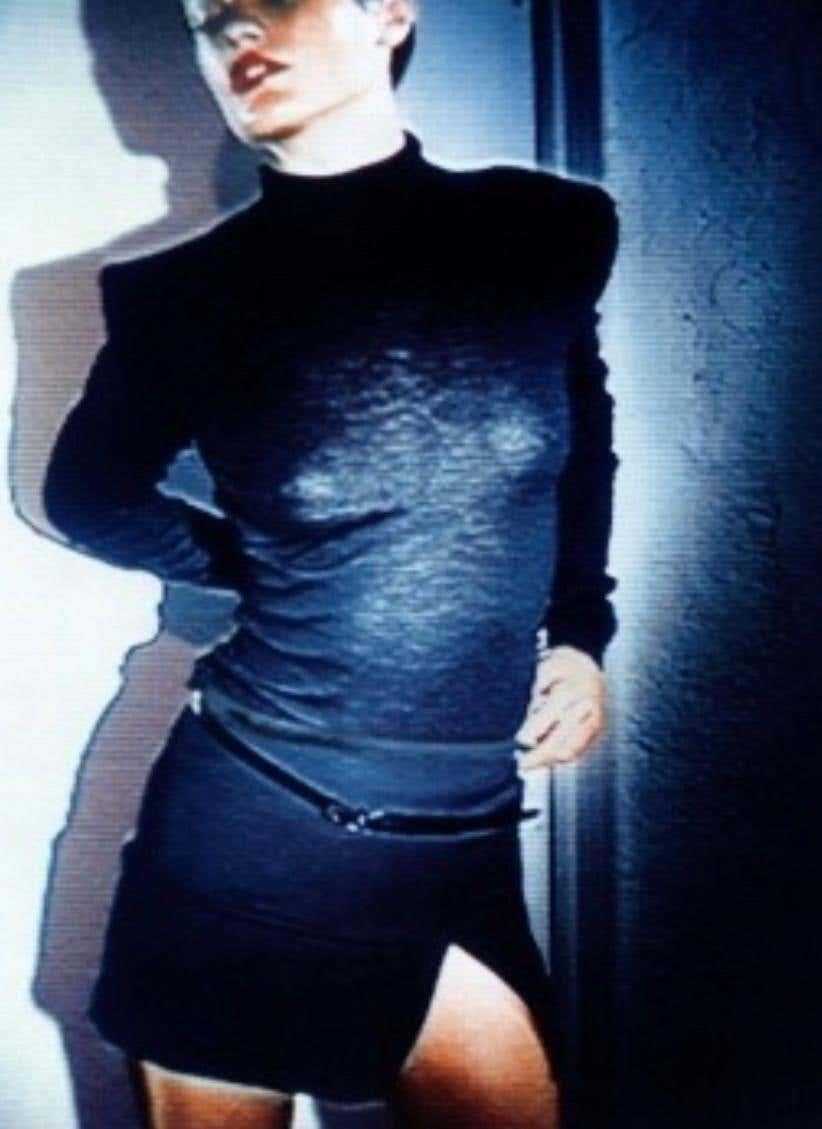 Mini-jupe portefeuille Gucci by Tom Ford en cuir noir métallisé avec boucle en forme de G, A/H 1997  Pour femmes en vente