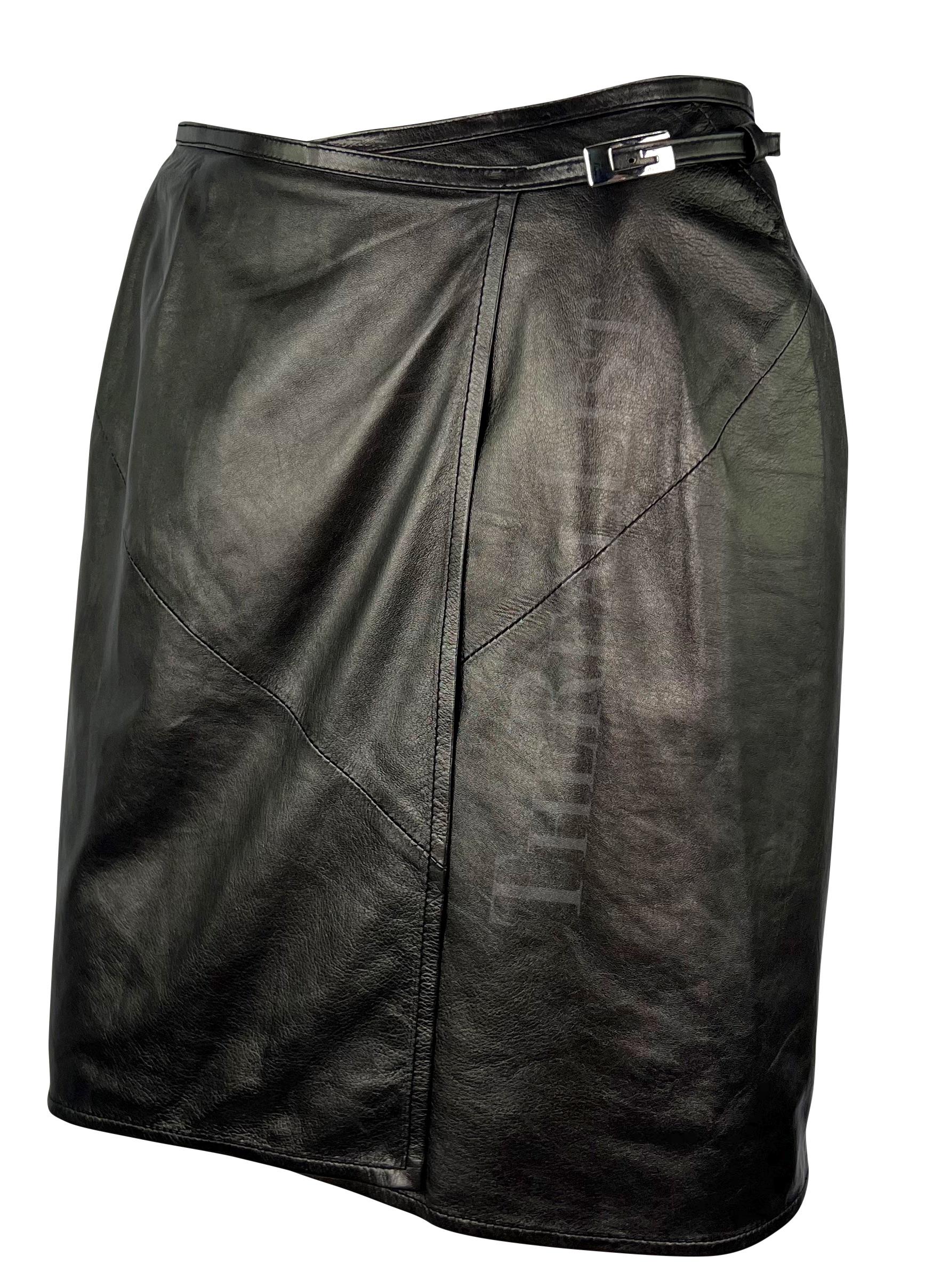 Mini-jupe portefeuille Gucci by Tom Ford en cuir noir métallisé avec boucle en forme de G, A/H 1997  en vente 1
