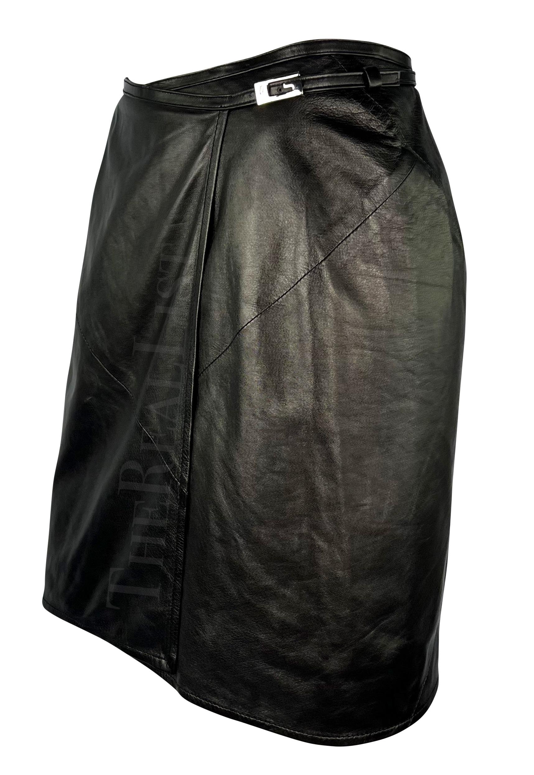 Mini-jupe portefeuille Gucci by Tom Ford en cuir noir métallisé avec boucle en forme de G, A/H 1997  en vente 3