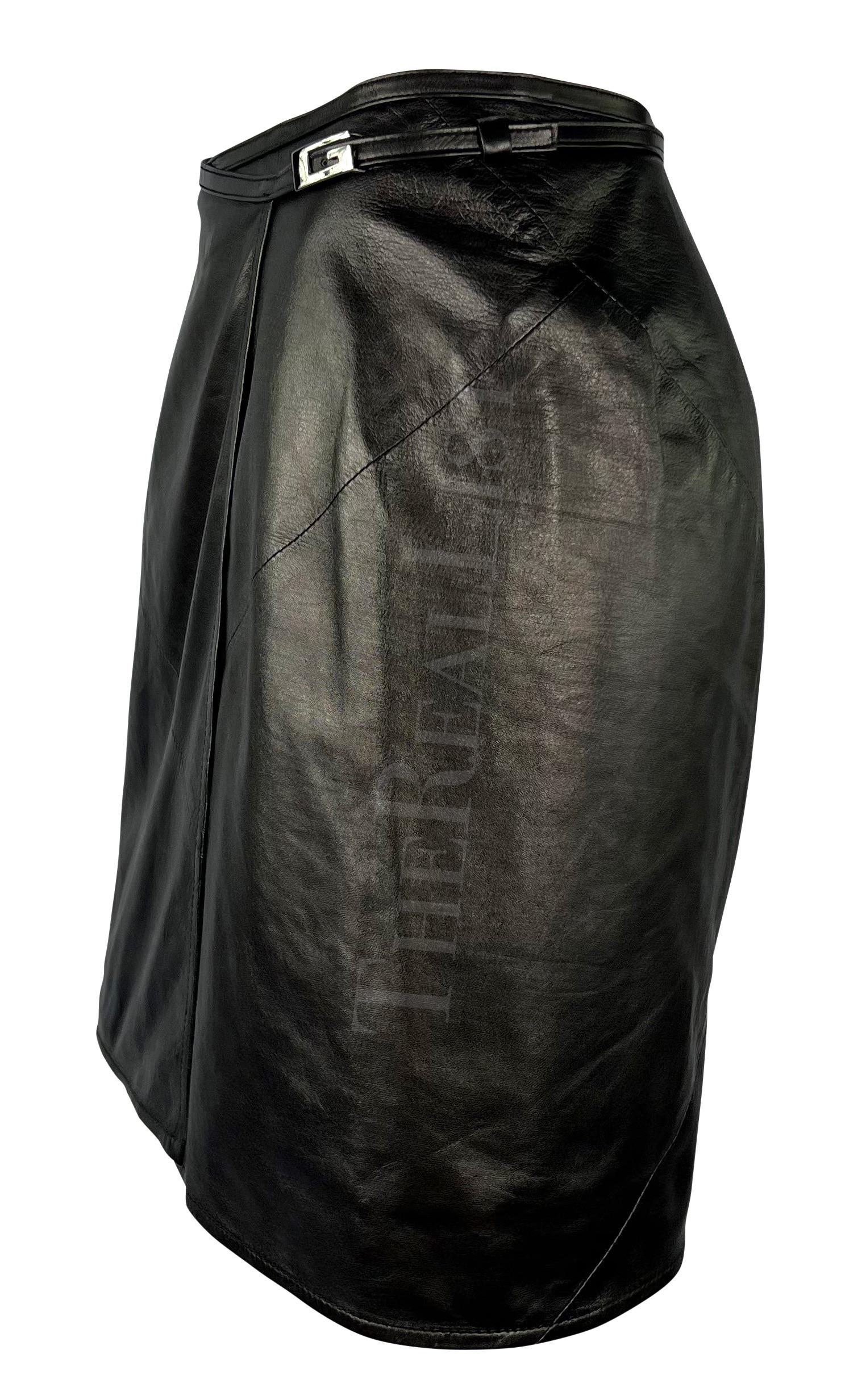 Mini-jupe portefeuille Gucci by Tom Ford en cuir noir métallisé avec boucle en forme de G, A/H 1997  en vente 4