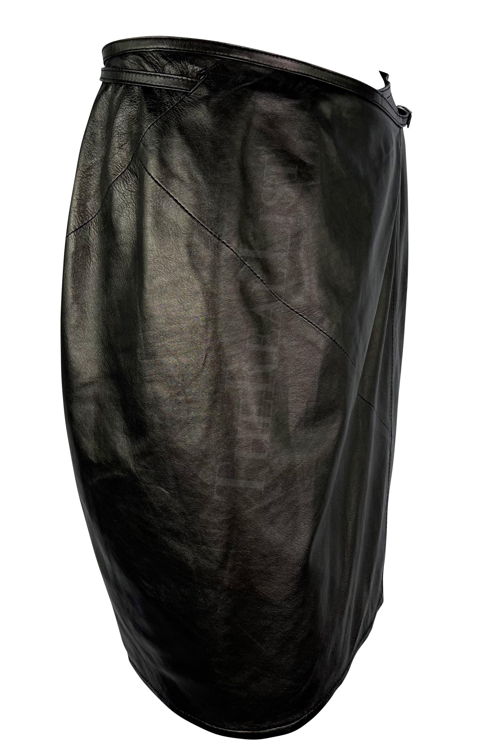 Mini-jupe portefeuille Gucci by Tom Ford en cuir noir métallisé avec boucle en forme de G, A/H 1997  en vente 5