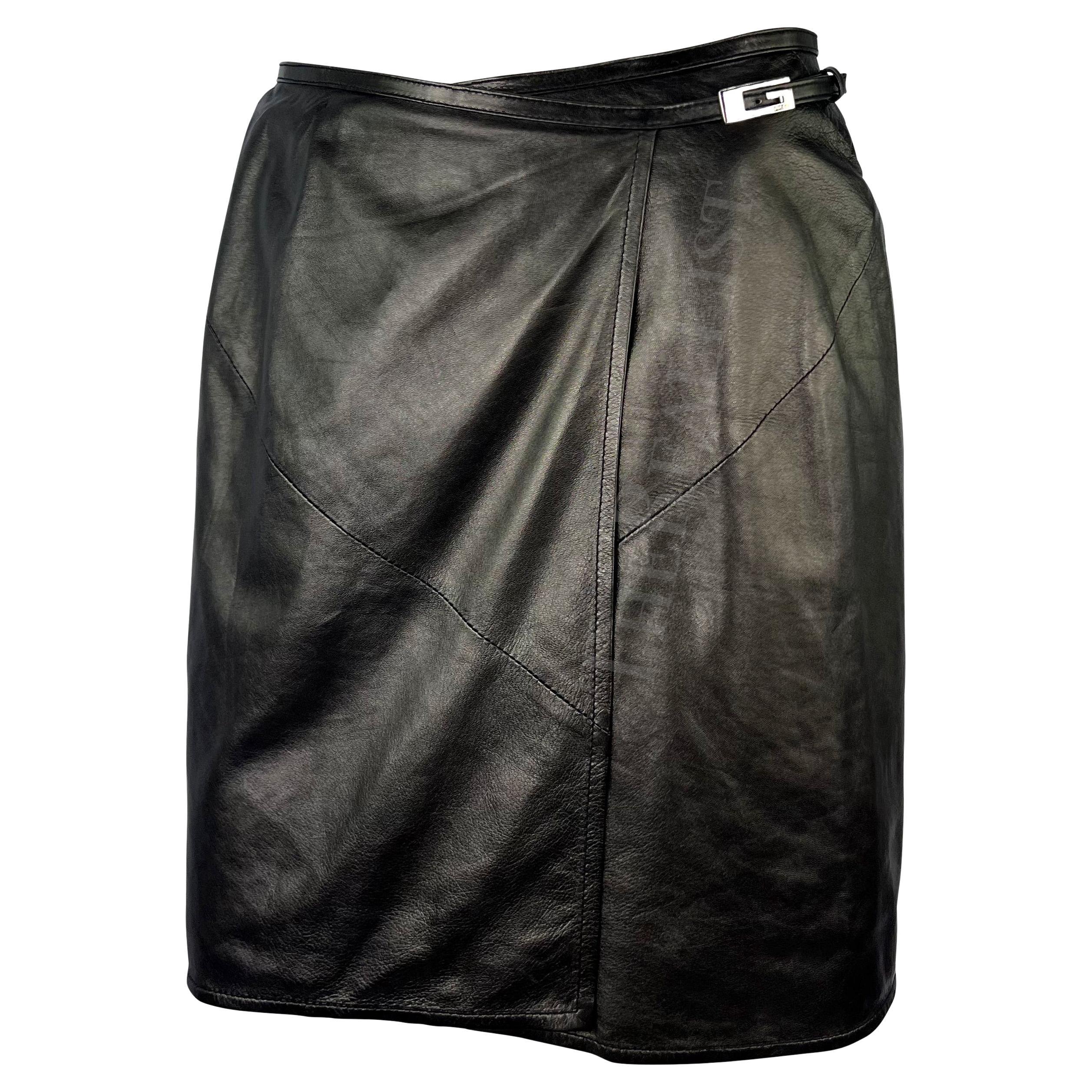 Mini-jupe portefeuille Gucci by Tom Ford en cuir noir métallisé avec boucle en forme de G, A/H 1997  en vente