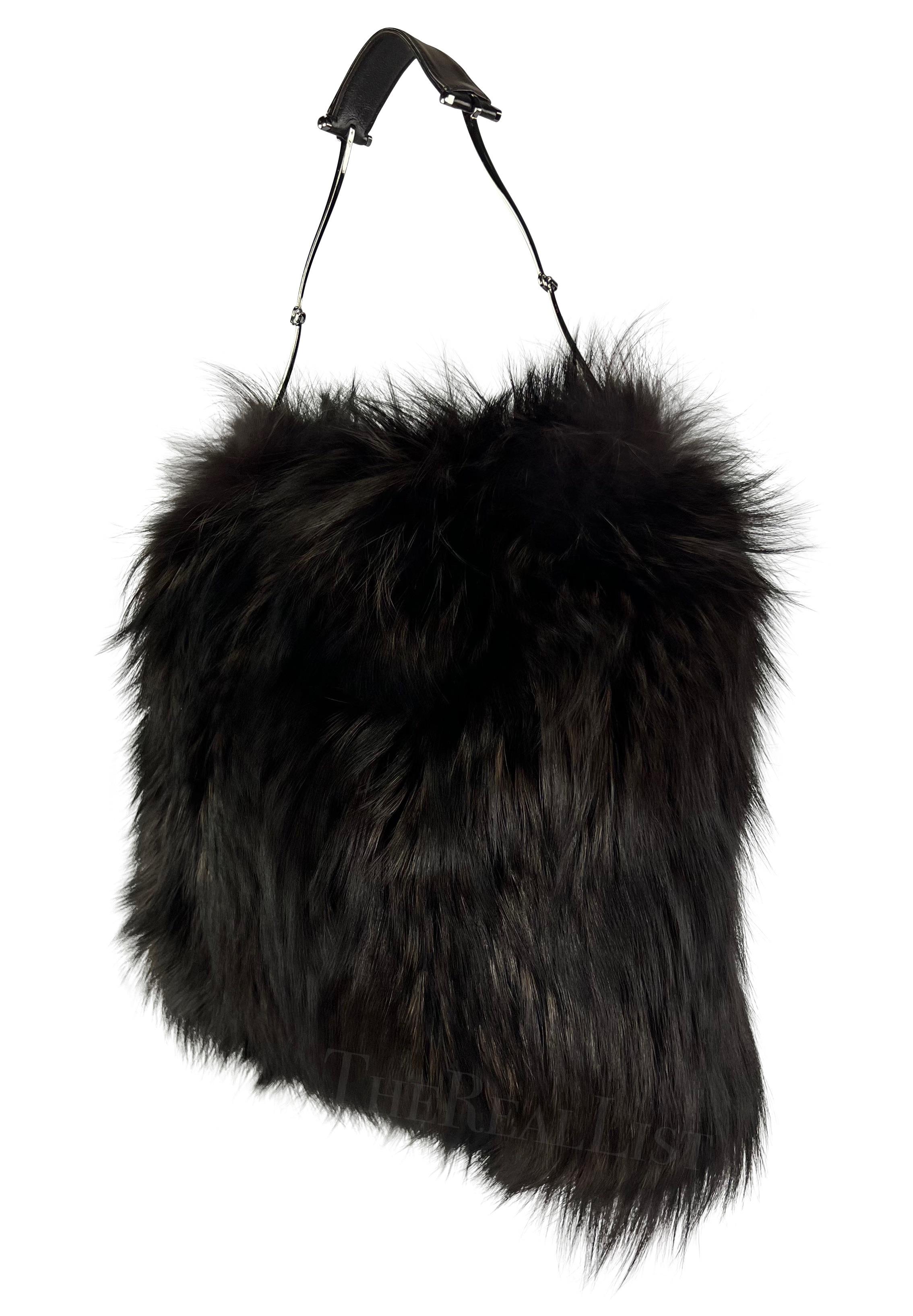 Presentingan incredible brown fox fur Gucci shoulder bag, designed by Tom Ford. From the iconic Fall/Winter 1997 collection, this opulent piece boasts a sleek horsebit shoulder strap and is meticulously crafted from sumptuous fox fur. A true gem in