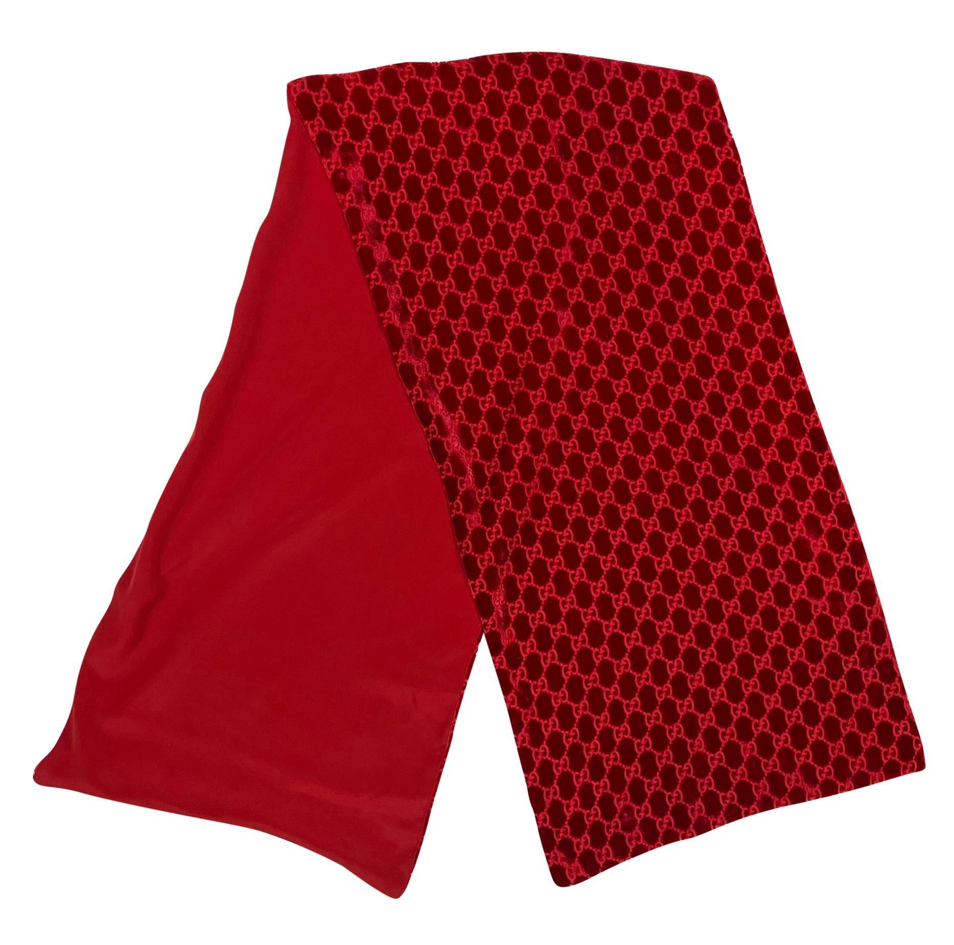 Questo foulard Gucci by Tom Ford della collezione Autunno/Inverno 1997 presenta un lussuoso motivo devoré GG in velluto rosso su una sciarpa rettangolare in seta. L'iconico motivo GG è reso magnificamente in un velluto ricco e tattile. 

Misure