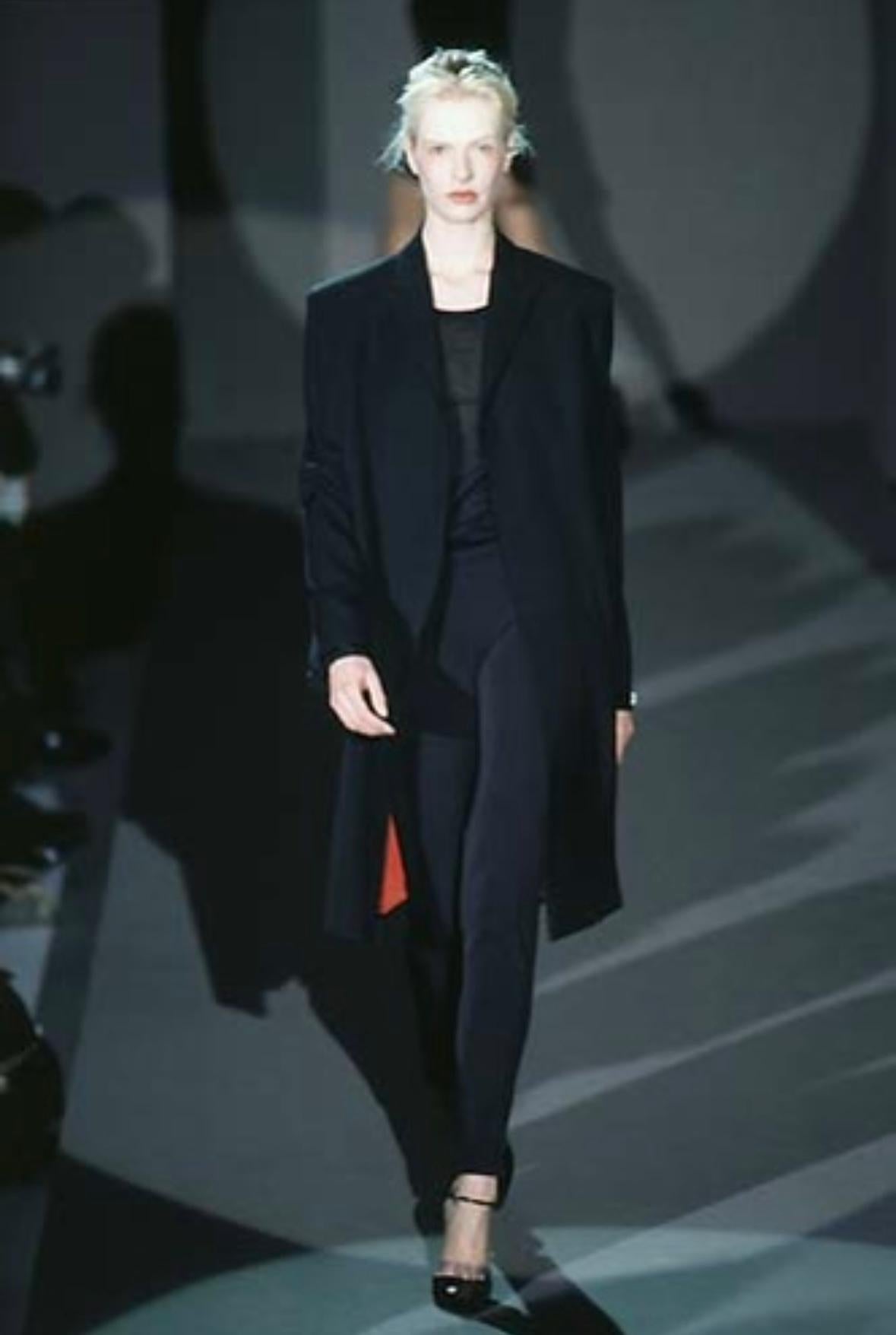 Manteau de défilé Gucci by Tom Ford, A/H 1997, avec boucle « G » en laine noire et doublure rouge Excellent état - En vente à West Hollywood, CA