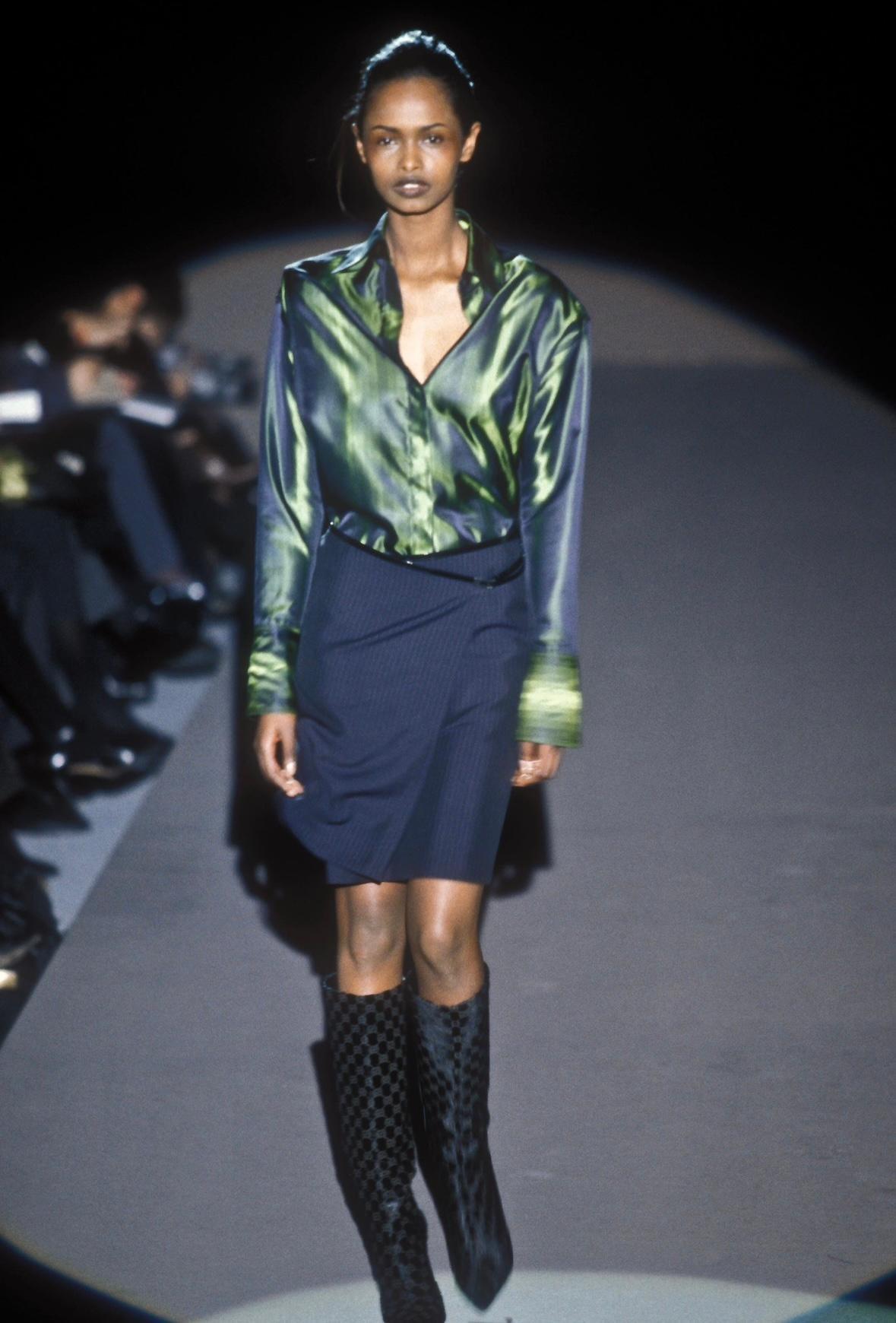 Ein Paar Stiefel mit Stahlabsatz und Monogramm aus Ponyhaar, entworfen von Tom Ford für die Herbst/Winter-Kollektion 1997 von Gucci. Die Version aus rotem Samt und schwarzem Lackleder war in der Werbekampagne der Saison zu sehen, die von Mario