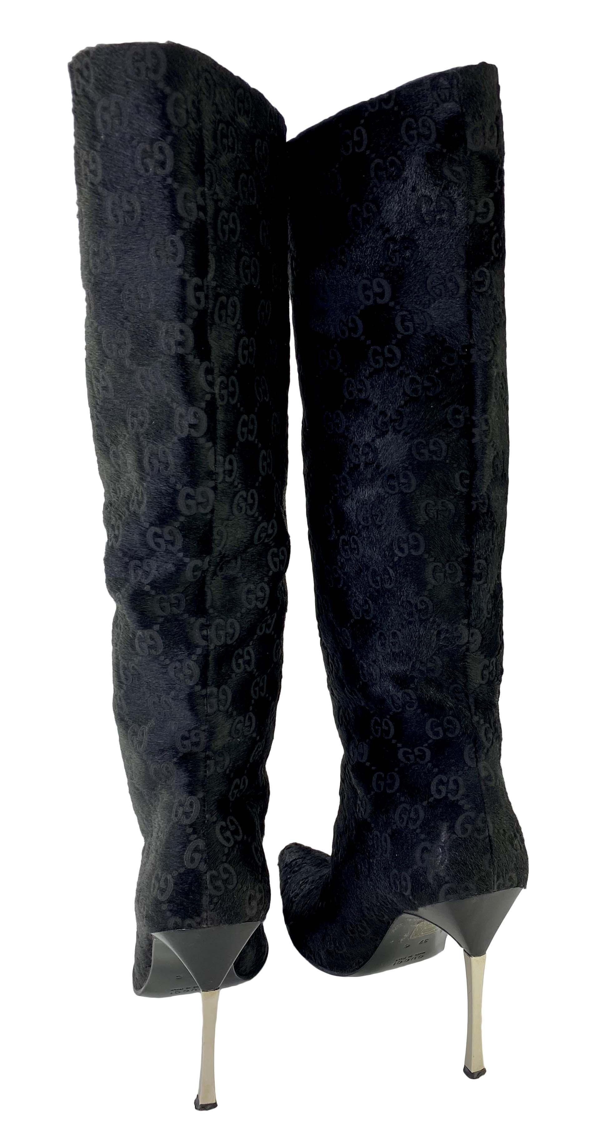 H/W 1997 Gucci by Tom Ford Laufsteg GG Schwarze Ponyhaar-Metallstiefel mit Absatz 37C im Angebot 1