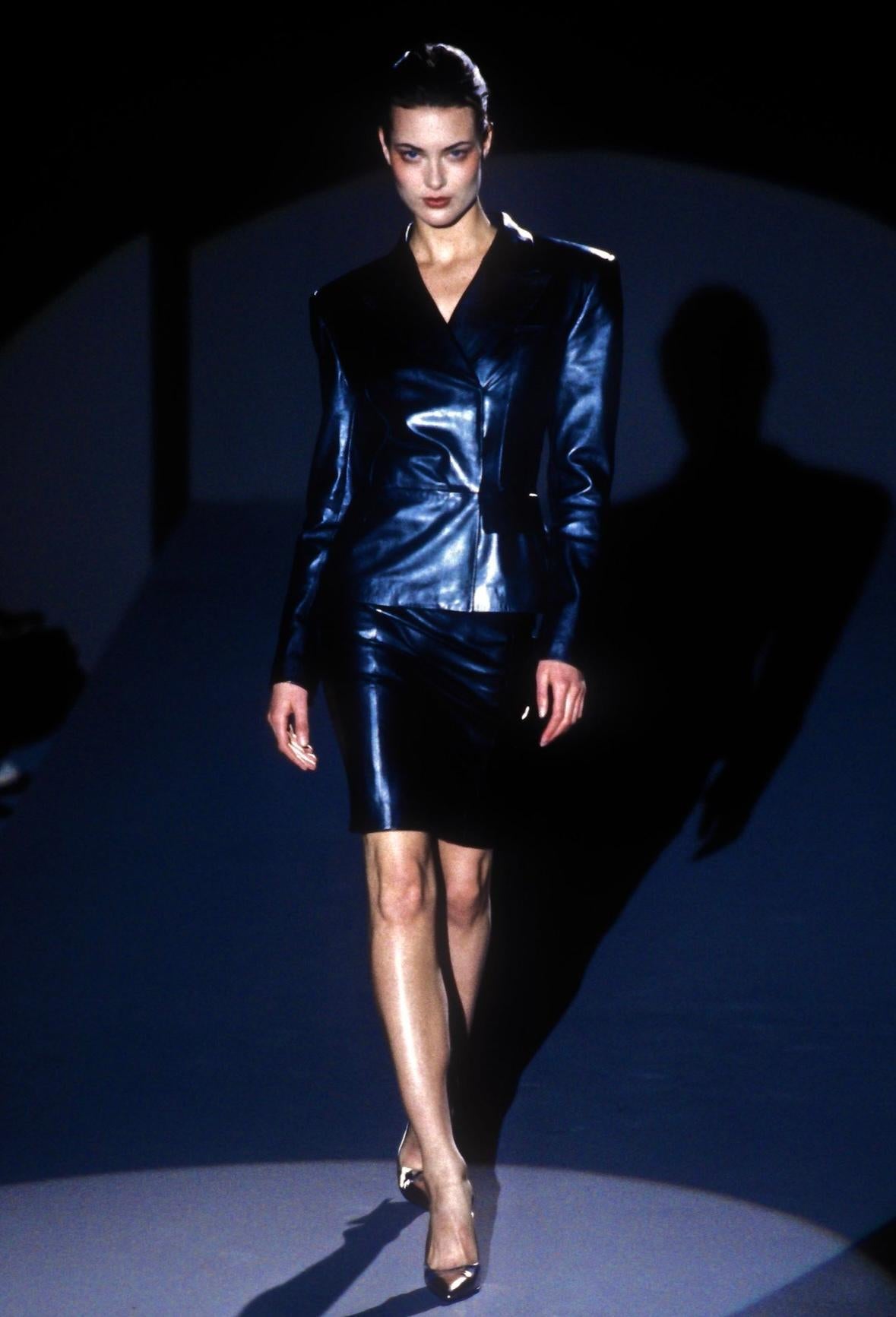 Ich präsentiere eine fabelhafte Gucci Jacke aus schwarzem Metallic-Leder, entworfen von Tom Ford. Diese atemberaubende Jacke aus der Herbst/Winter-Kollektion 1997 wurde erstmals auf dem Laufsteg der Saison gezeigt. Diese Jacke im Blazer-Stil hat