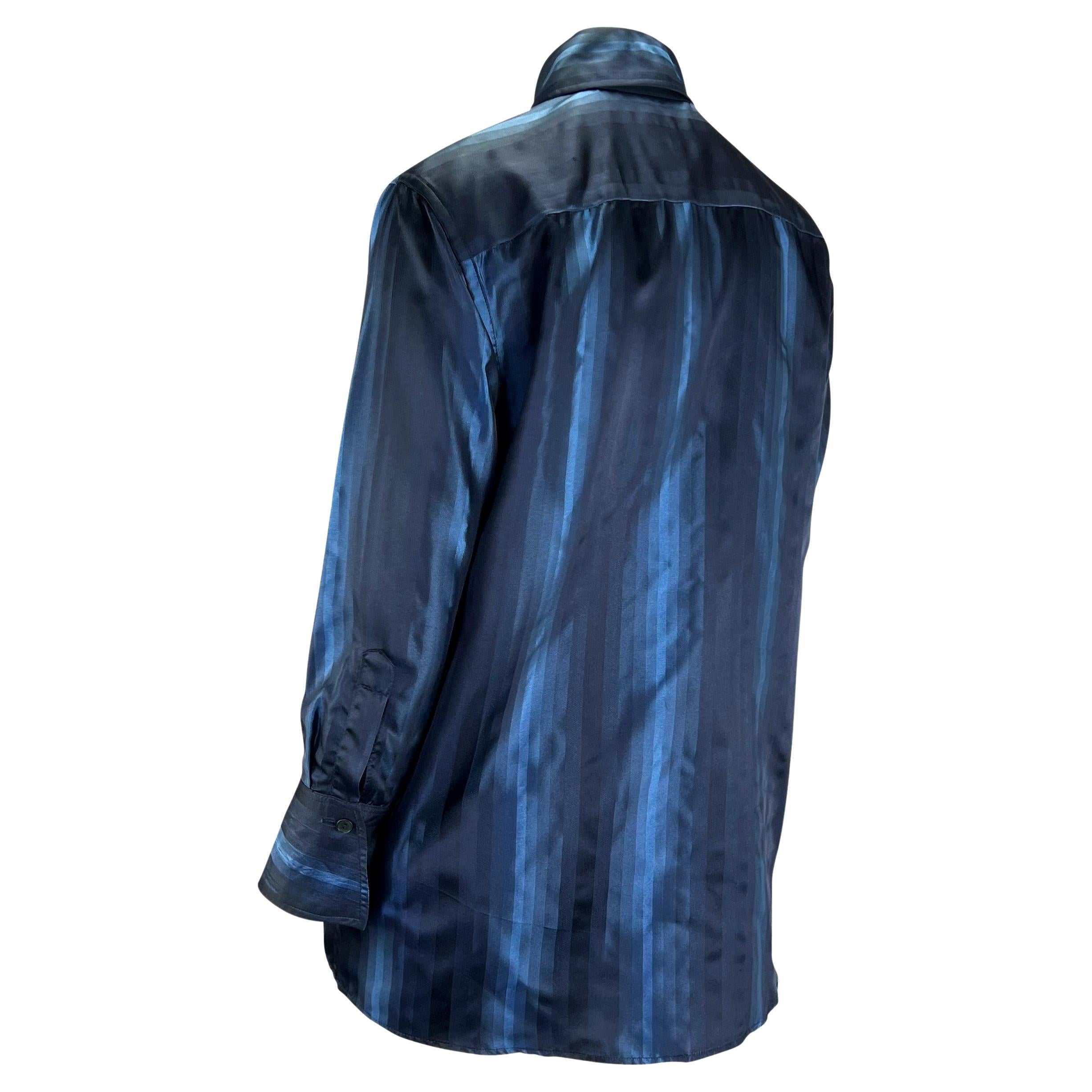 De las mujeres F/W 1997 Gucci by Tom Ford Pasarela Azul Marino Ombré Stripe Button Up Top en venta