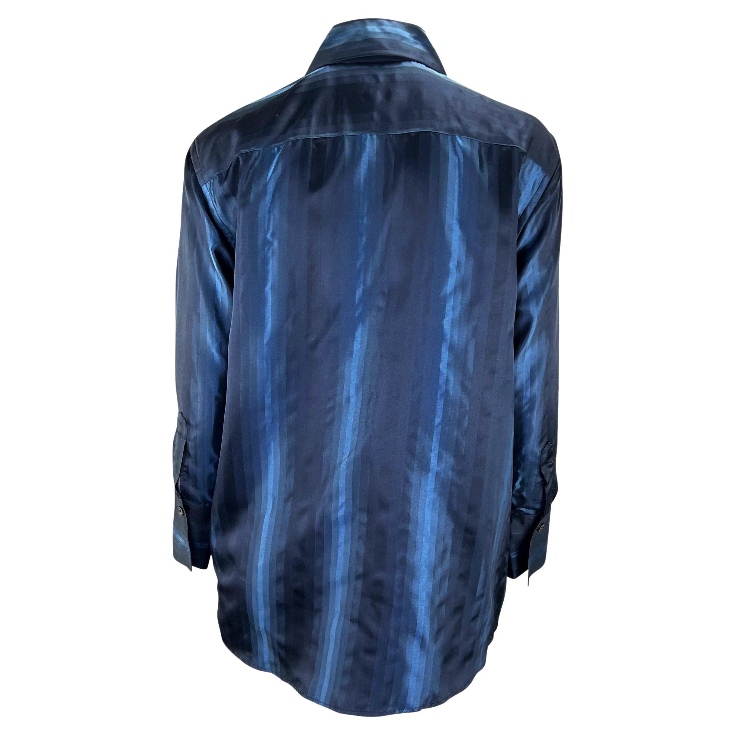 F/W 1997 Gucci by Tom Ford Pasarela Azul Marino Ombré Stripe Button Up Top en venta 1
