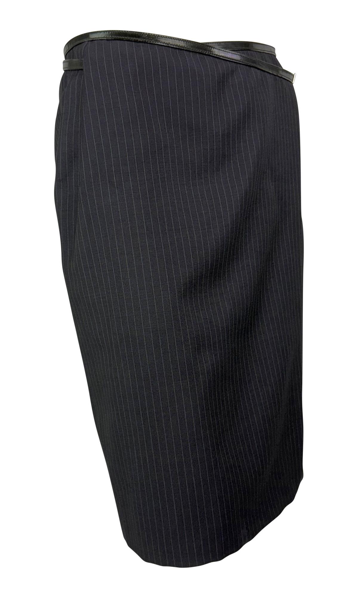 F/W 1997 Gucci by Tom Ford Runway Pinstripe G Buckle Wrap Skirt (jupe portefeuille à boucles) en vente 5