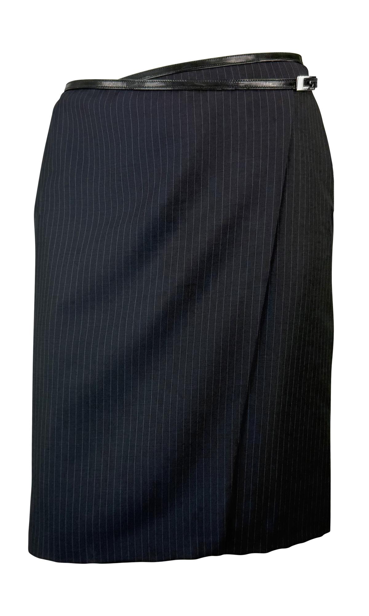 F/W 1997 Gucci by Tom Ford Runway Pinstripe G Buckle Wrap Skirt (jupe portefeuille à boucles) en vente 6
