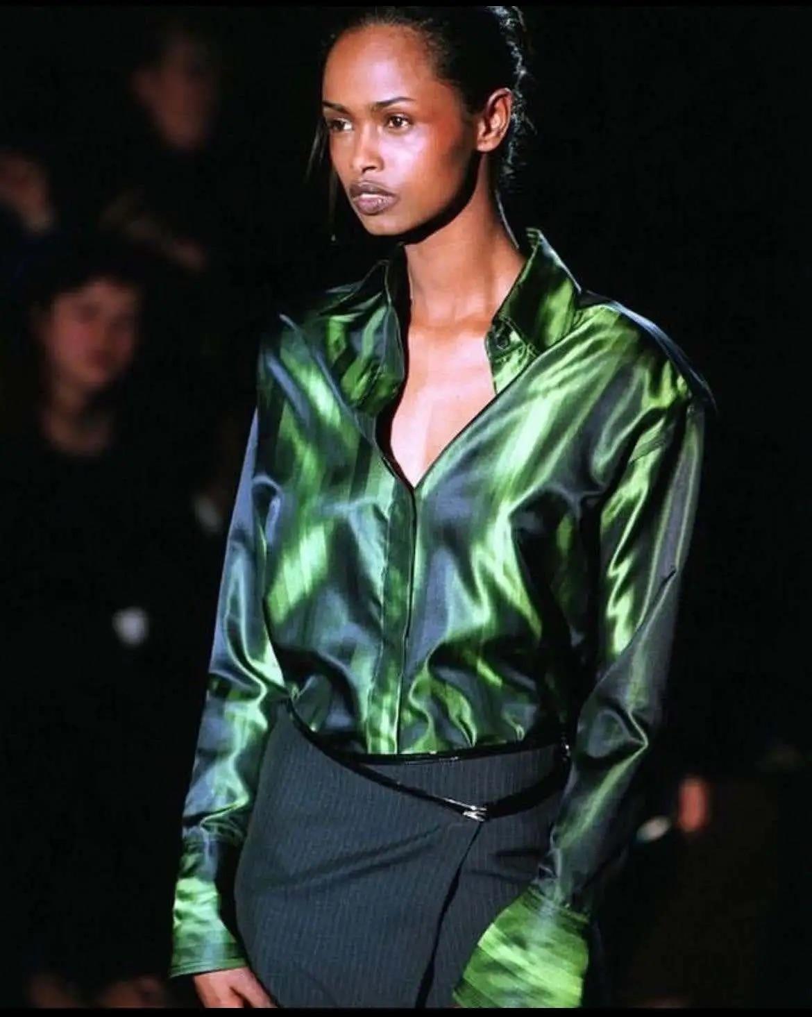 F/W 1997 Gucci by Tom Ford Runway Pinstripe G Buckle Wrap Skirt (jupe portefeuille à boucles) en vente 1