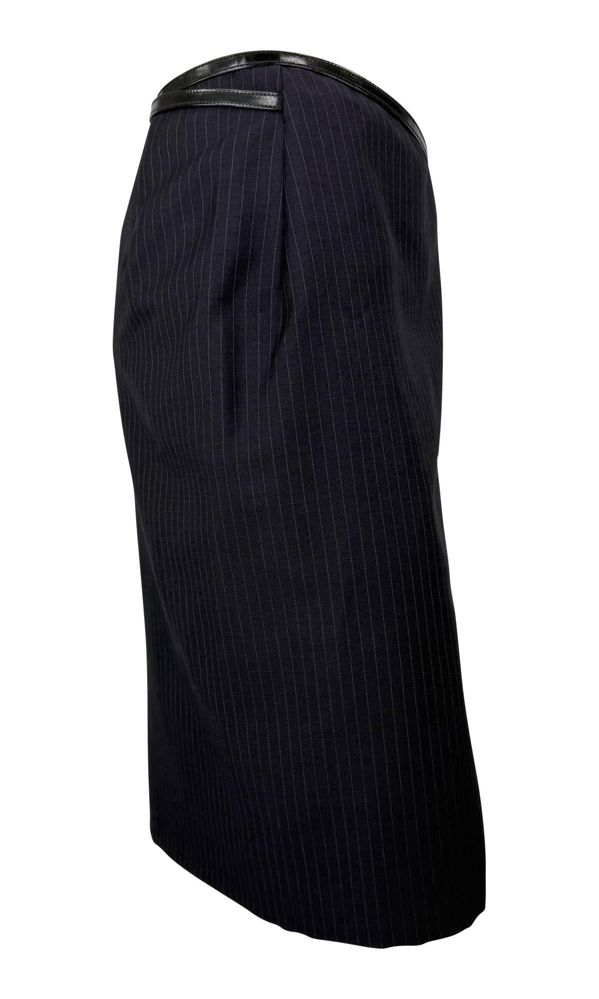 F/W 1997 Gucci by Tom Ford Runway Pinstripe G Buckle Wrap Skirt (jupe portefeuille à boucles) en vente 4