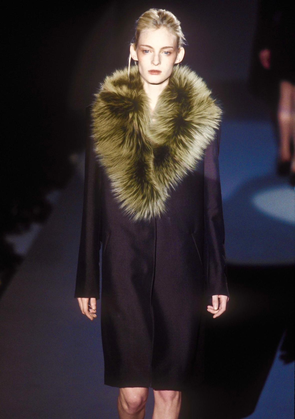 Wir präsentieren einen fabelhaften Mohair-Mantel mit kontrastierendem grünem Pelzbesatz am Revers. Tom Ford entwarf dieses Stück für die Herbst/Winter-Kollektion 1997 von Gucci, die für ihren schlichten Minimalismus mit kräftigen Farbakzenten