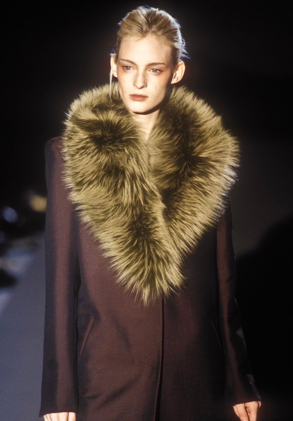 H/W 1997 Gucci by Tom Ford Laufstegmantel aus Wolle und Mohair mit grünem Pelzbesatz und Pelzbesatz (Schwarz) im Angebot